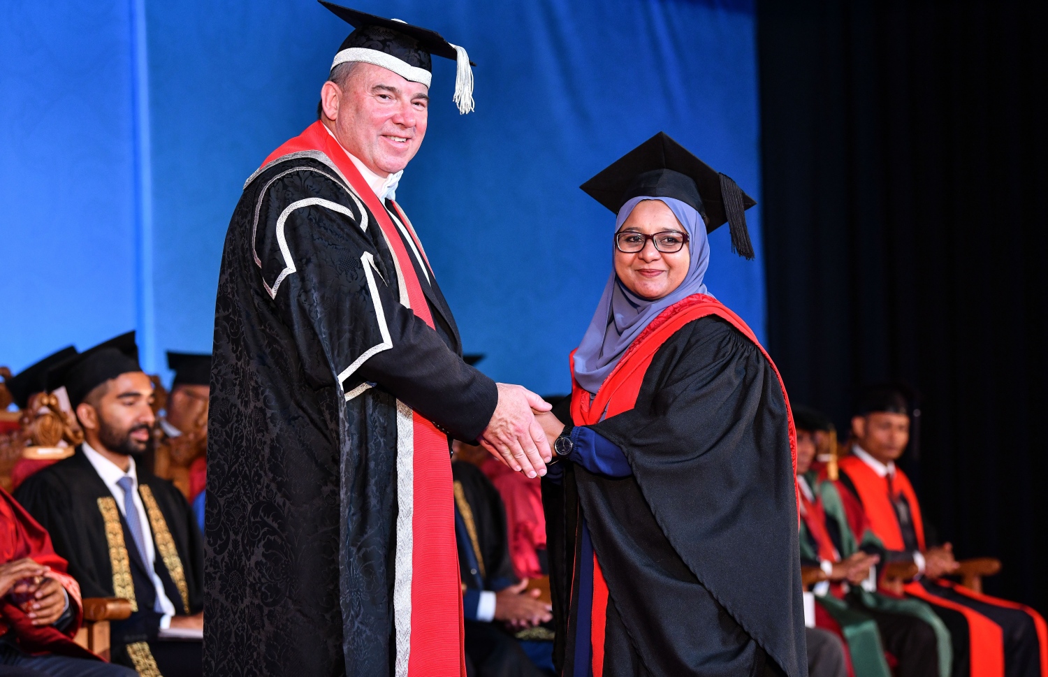 މާލެ: އޮކްޓޯބަރު 27، 2018- ވިލާ ކޮލެޖުން ހިންގާ، އިނގިރޭސި ވިލާތުގެ ޔުނިވަސިޓީ އޮފް ދަ ވެސްޓް އޮފް އިިންގްލެންޑް (ޔޫވީ) ގެ ދެވަނަ ޕްރޮގްރާމްގެ ކޯހަކުން ގްރެޖުއޭޓުވި ދަރިވަރަކާ، އެ ޔުނިވަސިޓީގެ ވައިސް ޗާންސެލަރު ސްޓީވް ވެސްޓް ސަލާމް ކުރައްވަނީ.---ފޮޓޯ: ނިޝާން އަލީ/މިހާރު