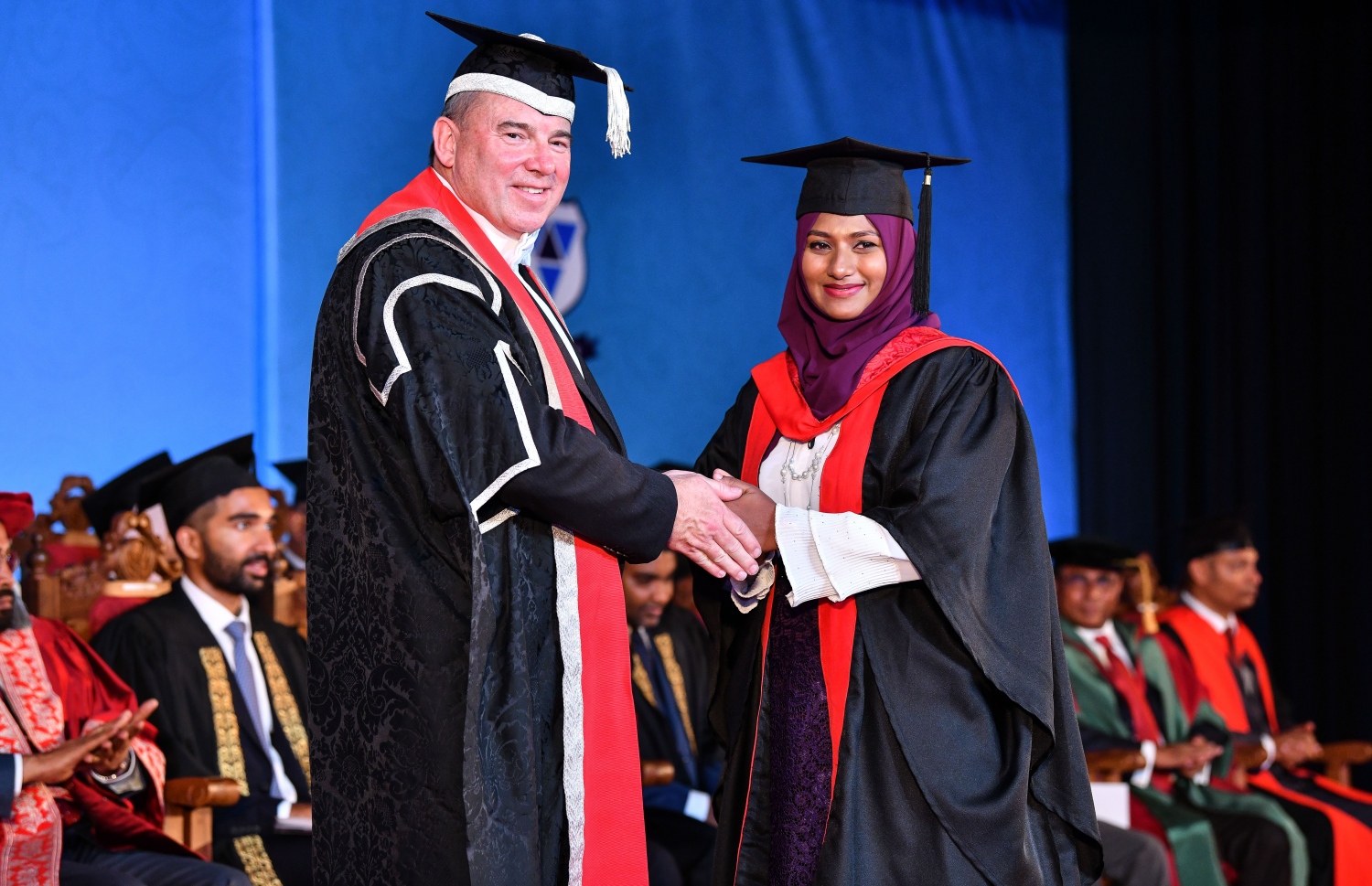 މާލެ: އޮކްޓޯބަރު 27، 2018- ވިލާ ކޮލެޖުން ހިންގާ، އިނގިރޭސި ވިލާތުގެ ޔުނިވަސިޓީ އޮފް ދަ ވެސްޓް އޮފް އިިންގްލެންޑް (ޔޫވީ) ގެ ދެވަނަ ޕްރޮގްރާމްގެ ކޯހަކުން ގްރެޖުއޭޓުވި ދަރިވަރަކާ، އެ ޔުނިވަސިޓީގެ ވައިސް ޗާންސެލަރު ސްޓީވް ވެސްޓް ސަލާމް ކުރައްވަނީ.---ފޮޓޯ: ނިޝާން އަލީ/މިހާރު