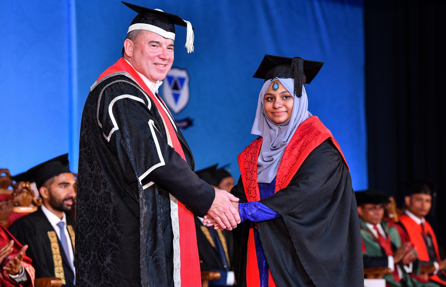 މާލެ: އޮކްޓޯބަރު 27، 2018- ވިލާ ކޮލެޖުން ހިންގާ، އިނގިރޭސި ވިލާތުގެ ޔުނިވަސިޓީ އޮފް ދަ ވެސްޓް އޮފް އިިންގްލެންޑް (ޔޫވީ) ގެ ދެވަނަ ޕްރޮގްރާމްގެ ކޯހަކުން ގްރެޖުއޭޓުވި ދަރިވަރަކާ، އެ ޔުނިވަސިޓީގެ ވައިސް ޗާންސެލަރު ސްޓީވް ވެސްޓް ސަލާމް ކުރައްވަނީ.---ފޮޓޯ: ނިޝާން އަލީ/މިހާރު