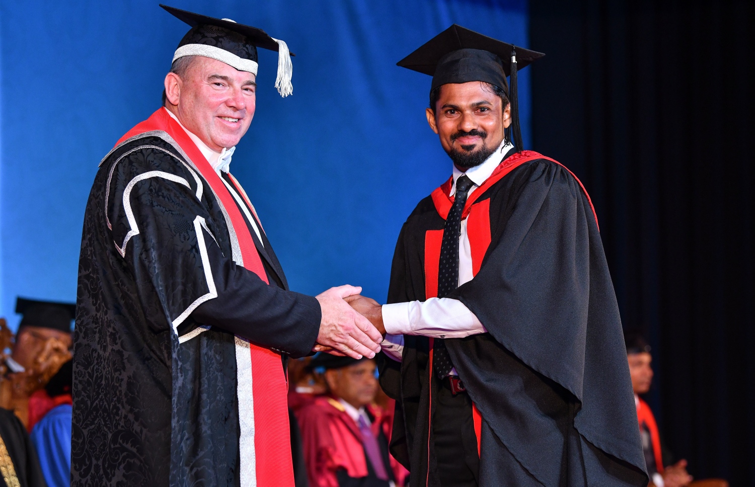 މާލެ: އޮކްޓޯބަރު 27، 2018- ވިލާ ކޮލެޖުން ހިންގާ، އިނގިރޭސި ވިލާތުގެ ޔުނިވަސިޓީ އޮފް ދަ ވެސްޓް އޮފް އިިންގްލެންޑް (ޔޫވީ) ގެ ދެވަނަ ޕްރޮގްރާމްގެ ކޯހަކުން ގްރެޖުއޭޓުވި ދަރިވަރަކާ، އެ ޔުނިވަސިޓީގެ ވައިސް ޗާންސެލަރު ސްޓީވް ވެސްޓް ސަލާމް ކުރައްވަނީ.---ފޮޓޯ: ނިޝާން އަލީ/މިހާރު