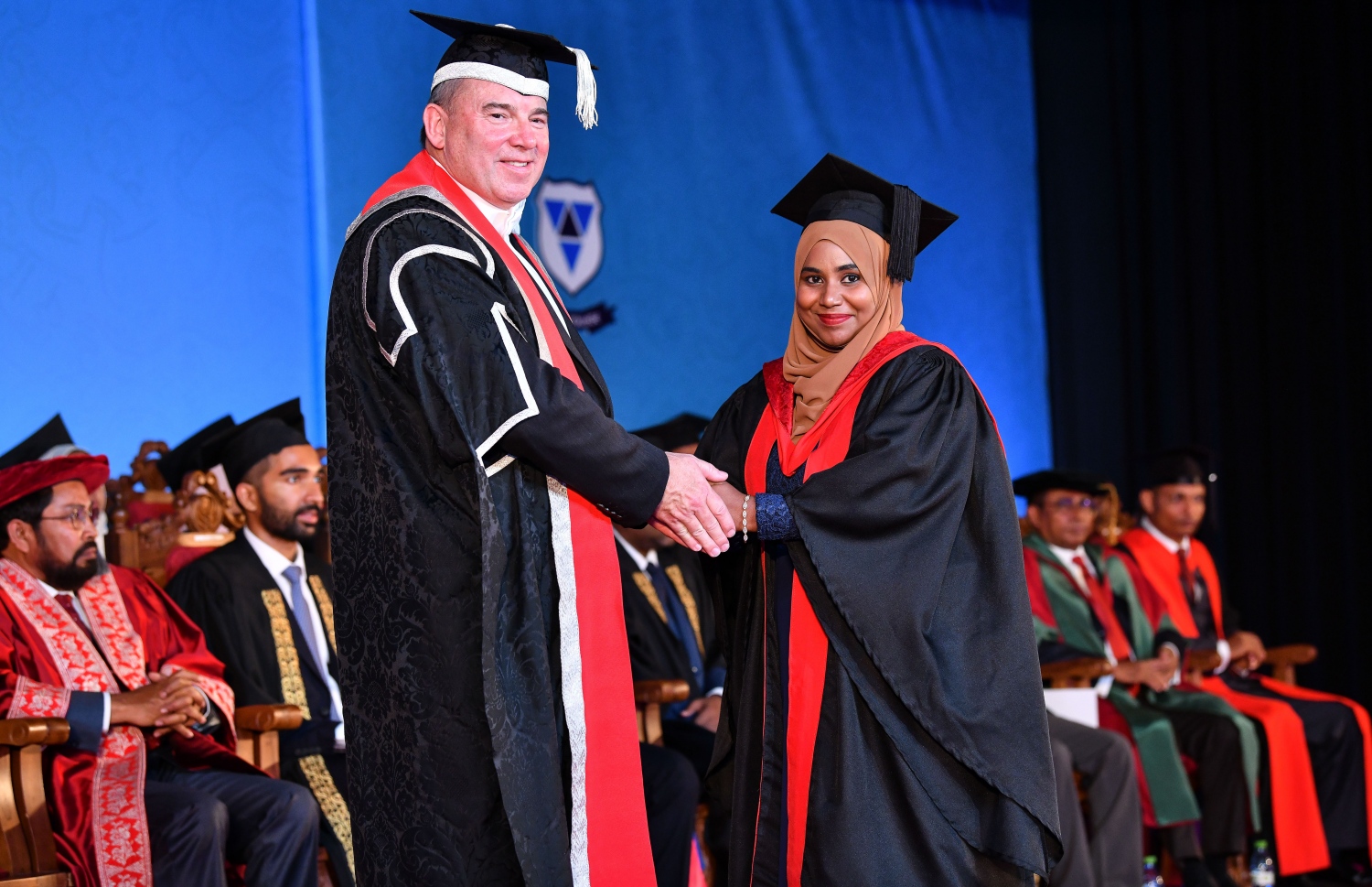 މާލެ: އޮކްޓޯބަރު 27، 2018- ވިލާ ކޮލެޖުން ހިންގާ، އިނގިރޭސި ވިލާތުގެ ޔުނިވަސިޓީ އޮފް ދަ ވެސްޓް އޮފް އިިންގްލެންޑް (ޔޫވީ) ގެ ދެވަނަ ޕްރޮގްރާމްގެ ކޯހަކުން ގްރެޖުއޭޓުވި ދަރިވަރަކާ، އެ ޔުނިވަސިޓީގެ ވައިސް ޗާންސެލަރު ސްޓީވް ވެސްޓް ސަލާމް ކުރައްވަނީ.---ފޮޓޯ: ނިޝާން އަލީ/މިހާރު