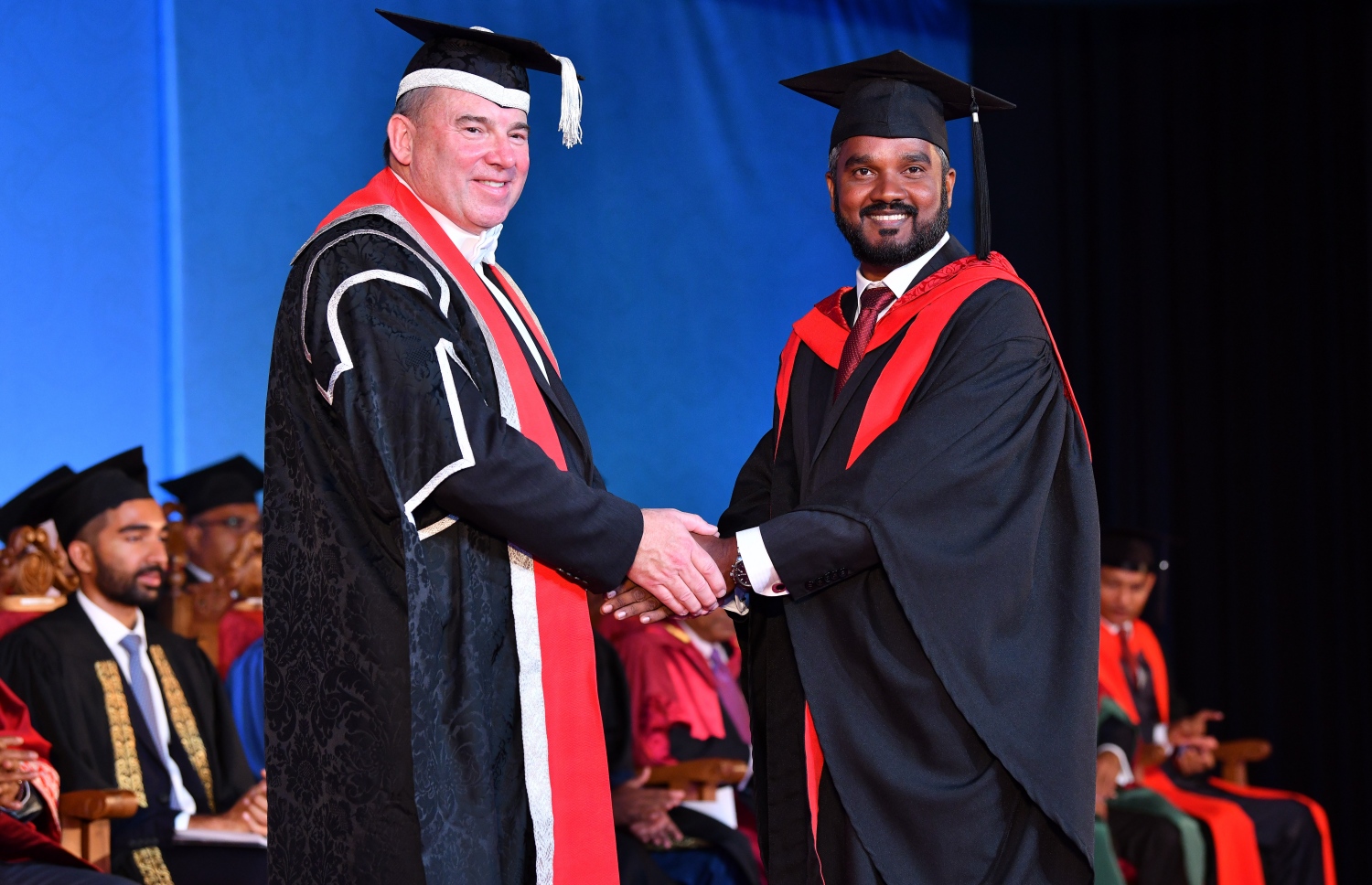 މާލެ: އޮކްޓޯބަރު 27، 2018- ވިލާ ކޮލެޖުން ހިންގާ، އިނގިރޭސި ވިލާތުގެ ޔުނިވަސިޓީ އޮފް ދަ ވެސްޓް އޮފް އިިންގްލެންޑް (ޔޫވީ) ގެ ދެވަނަ ޕްރޮގްރާމްގެ ކޯހަކުން ގްރެޖުއޭޓުވި ދަރިވަރަކާ، އެ ޔުނިވަސިޓީގެ ވައިސް ޗާންސެލަރު ސްޓީވް ވެސްޓް ސަލާމް ކުރައްވަނީ.---ފޮޓޯ: ނިޝާން އަލީ/މިހާރު