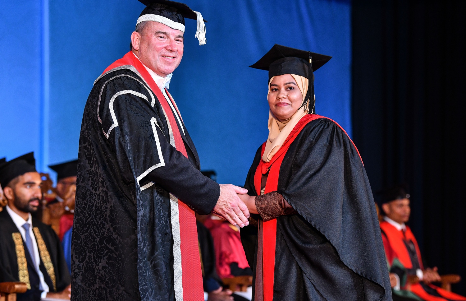 މާލެ: އޮކްޓޯބަރު 27، 2018- ވިލާ ކޮލެޖުން ހިންގާ، އިނގިރޭސި ވިލާތުގެ ޔުނިވަސިޓީ އޮފް ދަ ވެސްޓް އޮފް އިިންގްލެންޑް (ޔޫވީ) ގެ ދެވަނަ ޕްރޮގްރާމްގެ ކޯހަކުން ގްރެޖުއޭޓުވި ދަރިވަރަކާ، އެ ޔުނިވަސިޓީގެ ވައިސް ޗާންސެލަރު ސްޓީވް ވެސްޓް ސަލާމް ކުރައްވަނީ.---ފޮޓޯ: ނިޝާން އަލީ/މިހާރު