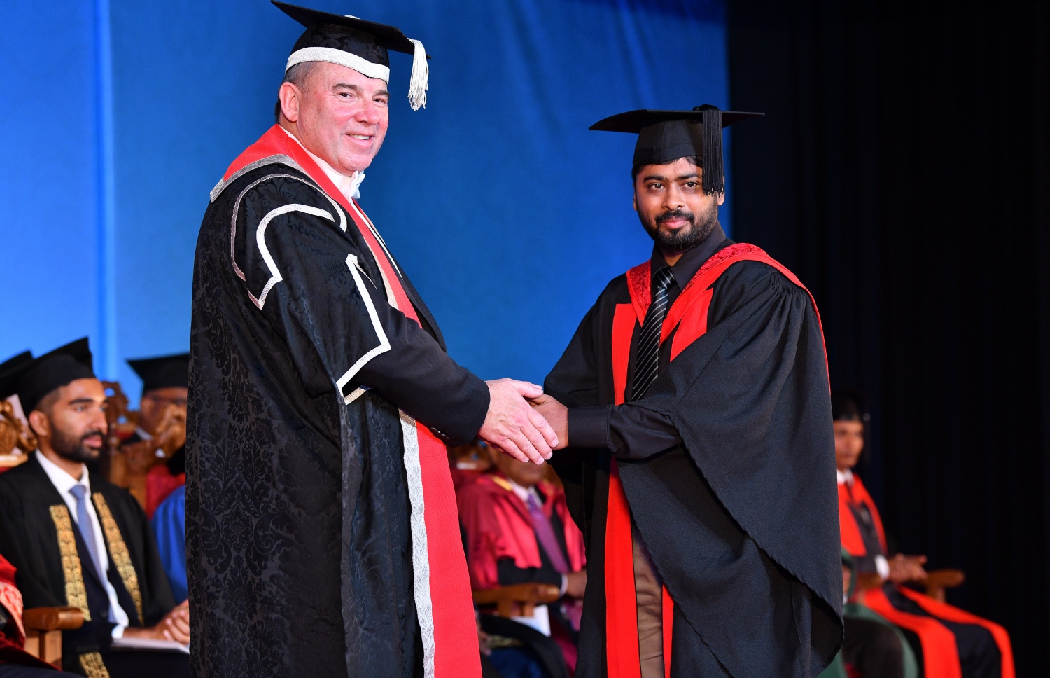 މާލެ: އޮކްޓޯބަރު 27، 2018- ވިލާ ކޮލެޖުން ހިންގާ، އިނގިރޭސި ވިލާތުގެ ޔުނިވަސިޓީ އޮފް ދަ ވެސްޓް އޮފް އިިންގްލެންޑް (ޔޫވީ) ގެ ދެވަނަ ޕްރޮގްރާމްގެ ކޯހަކުން ގްރެޖުއޭޓުވި ދަރިވަރަކާ، އެ ޔުނިވަސިޓީގެ ވައިސް ޗާންސެލަރު ސްޓީވް ވެސްޓް ސަލާމް ކުރައްވަނީ.---ފޮޓޯ: ނިޝާން އަލީ/މިހާރު