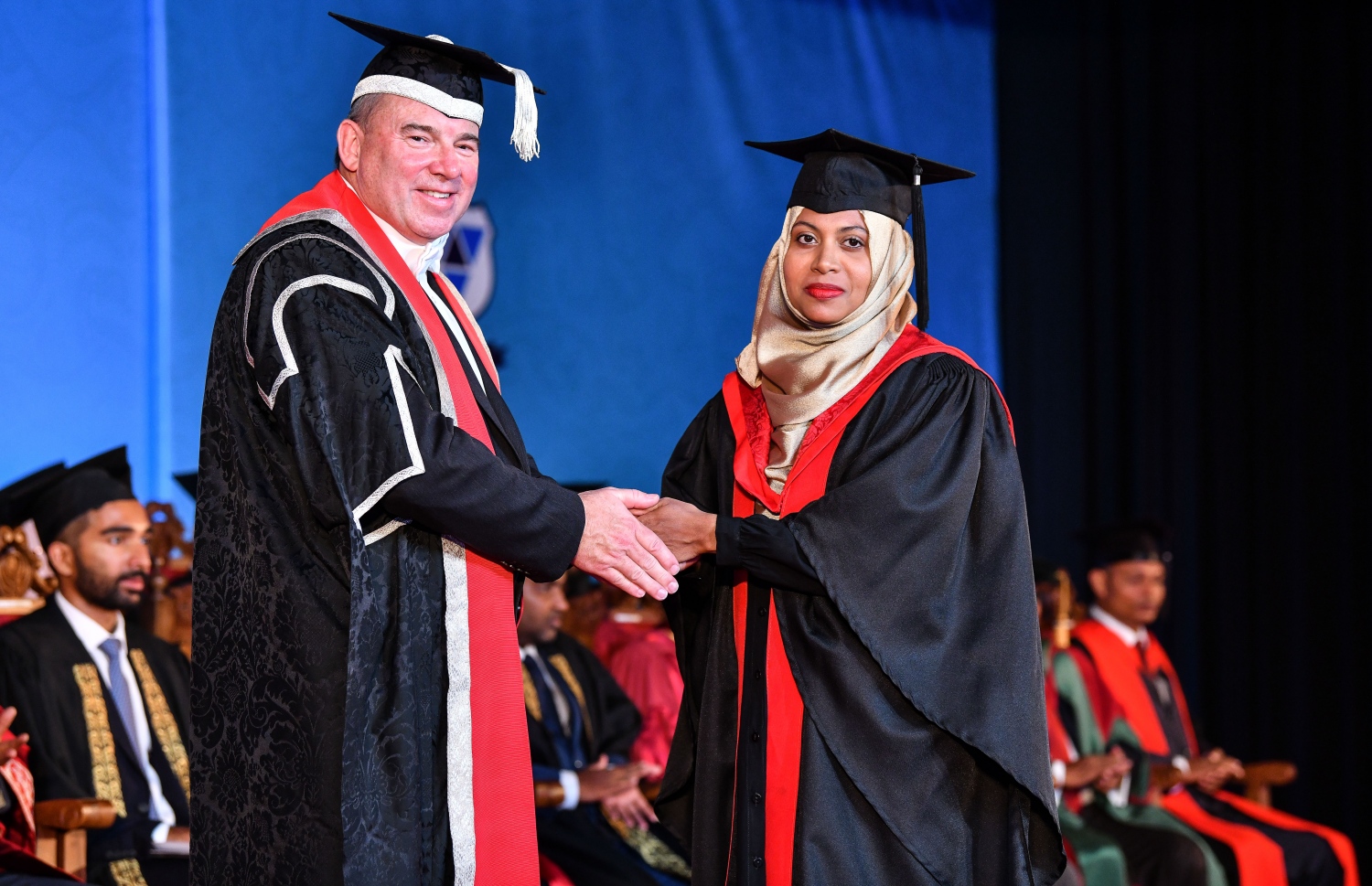 މާލެ: އޮކްޓޯބަރު 27، 2018- ވިލާ ކޮލެޖުން ހިންގާ، އިނގިރޭސި ވިލާތުގެ ޔުނިވަސިޓީ އޮފް ދަ ވެސްޓް އޮފް އިިންގްލެންޑް (ޔޫވީ) ގެ ދެވަނަ ޕްރޮގްރާމްގެ ކޯހަކުން ގްރެޖުއޭޓުވި ދަރިވަރަކާ، އެ ޔުނިވަސިޓީގެ ވައިސް ޗާންސެލަރު ސްޓީވް ވެސްޓް ސަލާމް ކުރައްވަނީ.---ފޮޓޯ: ނިޝާން އަލީ/މިހާރު