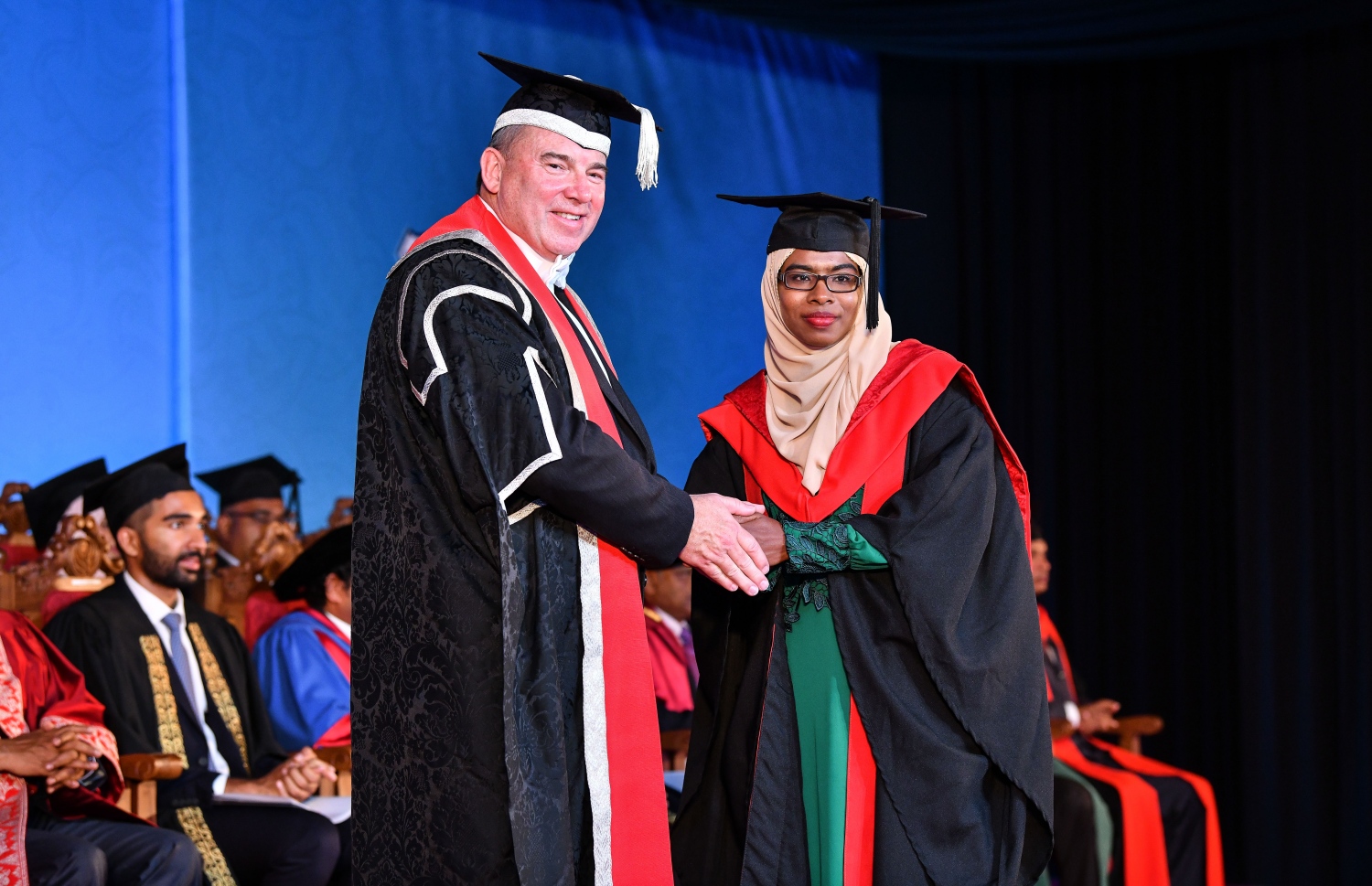 މާލެ: އޮކްޓޯބަރު 27، 2018- ވިލާ ކޮލެޖުން ހިންގާ، އިނގިރޭސި ވިލާތުގެ ޔުނިވަސިޓީ އޮފް ދަ ވެސްޓް އޮފް އިިންގްލެންޑް (ޔޫވީ) ގެ ދެވަނަ ޕްރޮގްރާމްގެ ކޯހަކުން ގްރެޖުއޭޓުވި ދަރިވަރަކާ، އެ ޔުނިވަސިޓީގެ ވައިސް ޗާންސެލަރު ސްޓީވް ވެސްޓް ސަލާމް ކުރައްވަނީ.---ފޮޓޯ: ނިޝާން އަލީ/މިހާރު