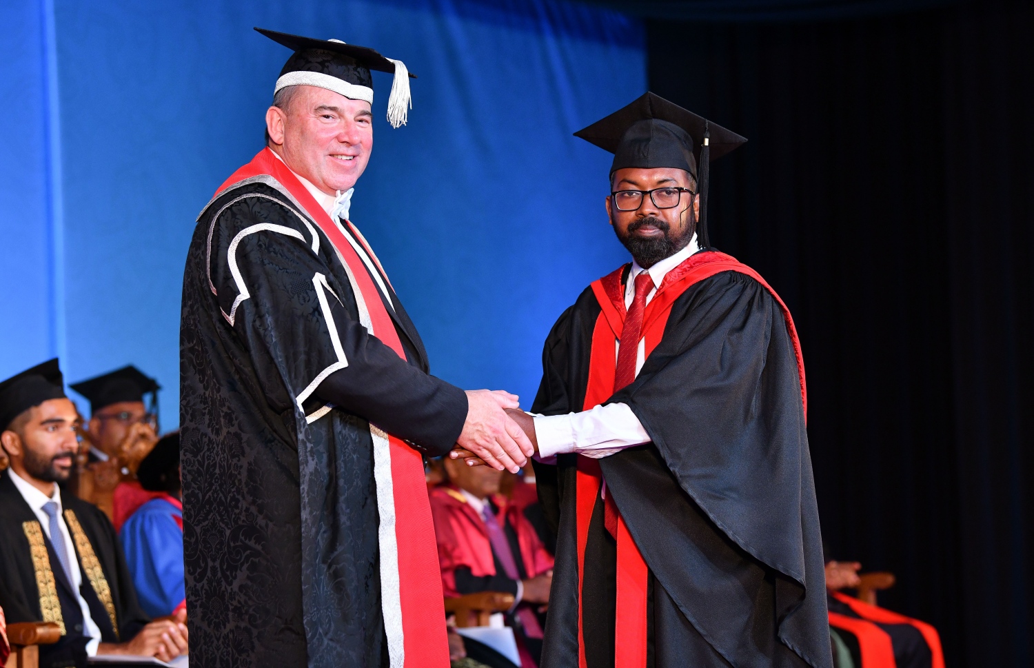 މާލެ: އޮކްޓޯބަރު 27، 2018- ވިލާ ކޮލެޖުން ހިންގާ، އިނގިރޭސި ވިލާތުގެ ޔުނިވަސިޓީ އޮފް ދަ ވެސްޓް އޮފް އިިންގްލެންޑް (ޔޫވީ) ގެ ދެވަނަ ޕްރޮގްރާމްގެ ކޯހަކުން ގްރެޖުއޭޓުވި ދަރިވަރަކާ، އެ ޔުނިވަސިޓީގެ ވައިސް ޗާންސެލަރު ސްޓީވް ވެސްޓް ސަލާމް ކުރައްވަނީ.---ފޮޓޯ: ނިޝާން އަލީ/މިހާރު