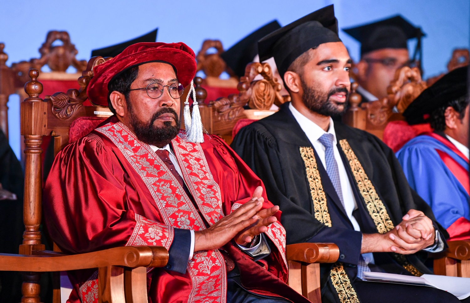 މާލެ: އޮކްޓޯބަރު 27، 2018- ވިލާ ކޮލެޖުން ހިންގާ، އިނގިރޭސި ވިލާތުގެ ޔުނިވަސިޓީ އޮފް ދަ ވެސްޓް އޮފް އިިންގްލެންޑް (ޔޫވީ) ގެ ދެވަނަ ޕްރޮގްރާމްގެ ކޯސްތަކުގެ ގްރެޖުއޭޝަން ހަފްލާގައި ވިލާގެ ޗެއާމަން ގާސިމް އިބްރާހީމާއި އޭނާގެ ދަރިކަލުން އަދި ވިލާ ޝިޕިންގެ މެނޭޖިން ޑިރެކްޓަރު އިބްރާހިމް ސިޔާދު ގާސިމް ބައިވެރިވެވަޑައިގަންނަވަނީ.---ފޮޓޯ: ނިޝާން އަލީ/މިހާރު