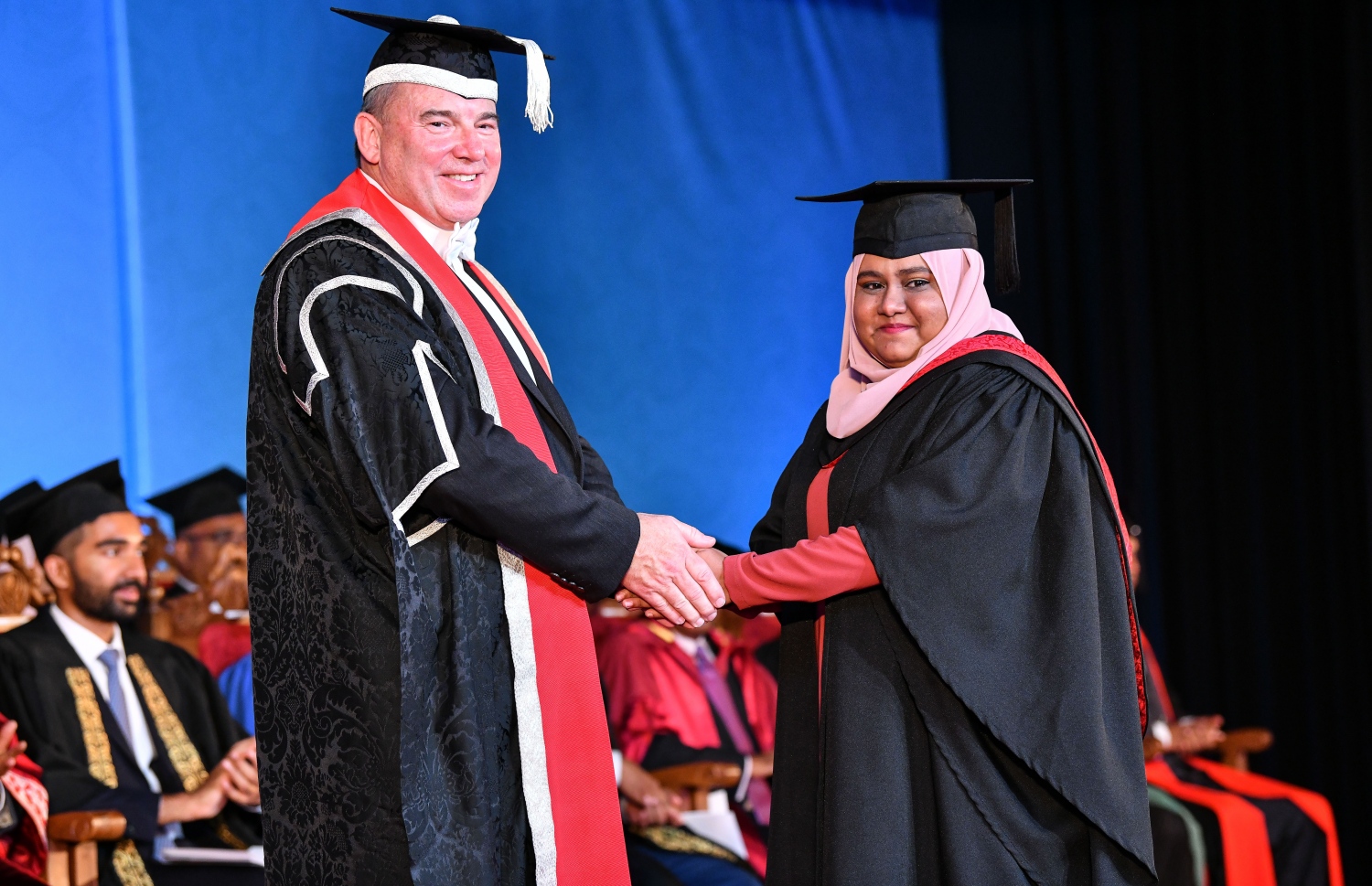 މާލެ: އޮކްޓޯބަރު 27، 2018- ވިލާ ކޮލެޖުން ހިންގާ، އިނގިރޭސި ވިލާތުގެ ޔުނިވަސިޓީ އޮފް ދަ ވެސްޓް އޮފް އިިންގްލެންޑް (ޔޫވީ) ގެ ދެވަނަ ޕްރޮގްރާމްގެ ކޯހަކުން ގްރެޖުއޭޓުވި ދަރިވަރަކާ، އެ ޔުނިވަސިޓީގެ ވައިސް ޗާންސެލަރު ސްޓީވް ވެސްޓް ސަލާމް ކުރައްވަނީ.---ފޮޓޯ: ނިޝާން އަލީ/މިހާރު