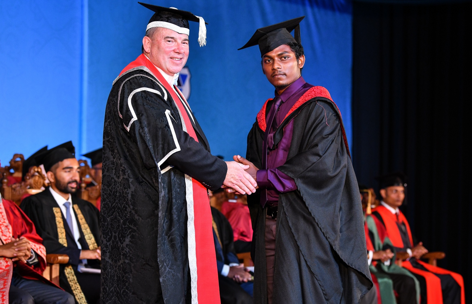 މާލެ: އޮކްޓޯބަރު 27، 2018- ވިލާ ކޮލެޖުން ހިންގާ، އިނގިރޭސި ވިލާތުގެ ޔުނިވަސިޓީ އޮފް ދަ ވެސްޓް އޮފް އިިންގްލެންޑް (ޔޫވީ) ގެ ދެވަނަ ޕްރޮގްރާމްގެ ކޯހަކުން ގްރެޖުއޭޓުވި ދަރިވަރަކާ، އެ ޔުނިވަސިޓީގެ ވައިސް ޗާންސެލަރު ސްޓީވް ވެސްޓް ސަލާމް ކުރައްވަނީ.---ފޮޓޯ: ނިޝާން އަލީ/މިހާރު