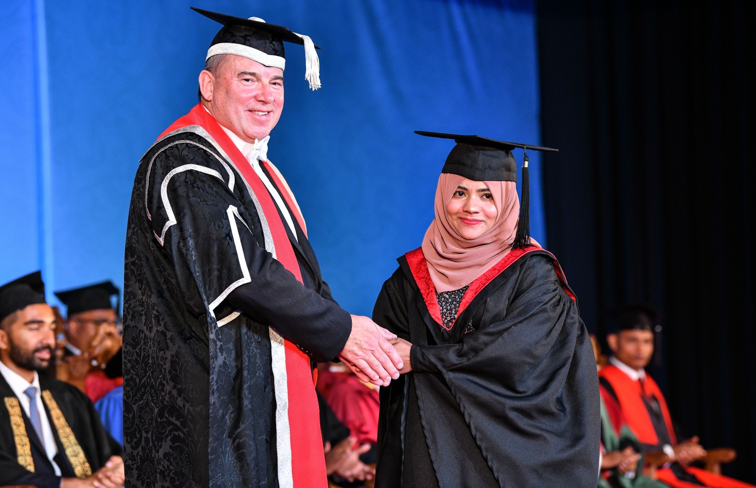 މާލެ: އޮކްޓޯބަރު 27، 2018- ވިލާ ކޮލެޖުން ހިންގާ، އިނގިރޭސި ވިލާތުގެ ޔުނިވަސިޓީ އޮފް ދަ ވެސްޓް އޮފް އިިންގްލެންޑް (ޔޫވީ) ގެ ދެވަނަ ޕްރޮގްރާމްގެ ކޯހަކުން ގްރެޖުއޭޓުވި ދަރިވަރަކާ، އެ ޔުނިވަސިޓީގެ ވައިސް ޗާންސެލަރު ސްޓީވް ވެސްޓް ސަލާމް ކުރައްވަނީ.---ފޮޓޯ: ނިޝާން އަލީ/މިހާރު