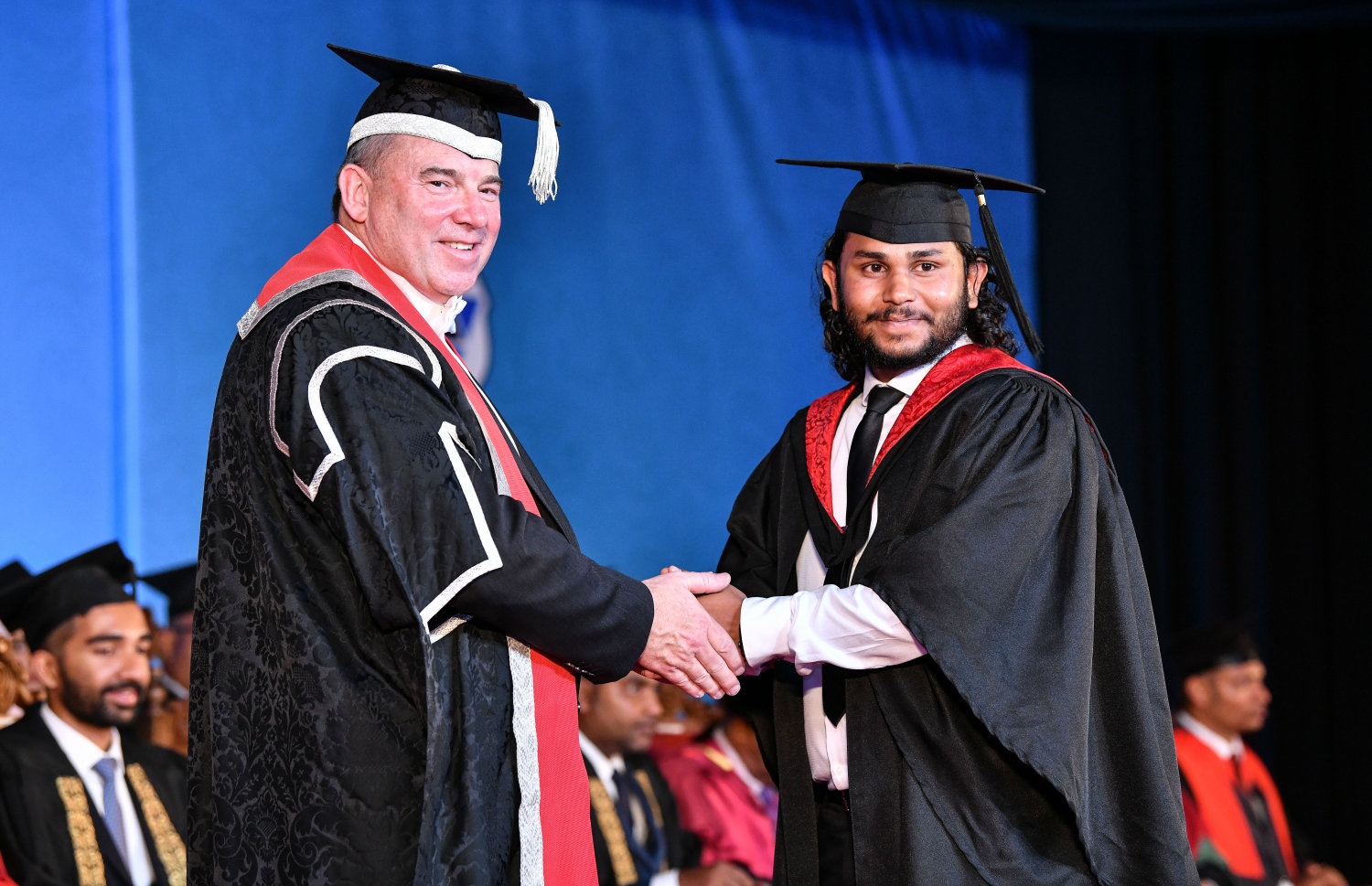 މާލެ: އޮކްޓޯބަރު 27، 2018- ވިލާ ކޮލެޖުން ހިންގާ، އިނގިރޭސި ވިލާތުގެ ޔުނިވަސިޓީ އޮފް ދަ ވެސްޓް އޮފް އިިންގްލެންޑް (ޔޫވީ) ގެ ދެވަނަ ޕްރޮގްރާމްގެ ކޯހަކުން ގްރެޖުއޭޓުވި ދަރިވަރަކާ، އެ ޔުނިވަސިޓީގެ ވައިސް ޗާންސެލަރު ސްޓީވް ވެސްޓް ސަލާމް ކުރައްވަނީ.---ފޮޓޯ: ނިޝާން އަލީ/މިހާރު