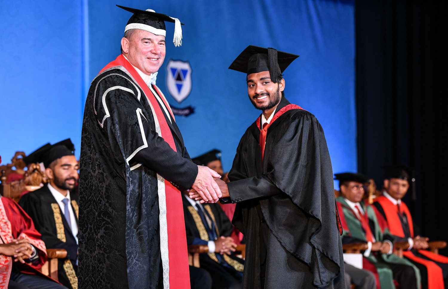 މާލެ: އޮކްޓޯބަރު 27، 2018- ވިލާ ކޮލެޖުން ހިންގާ، އިނގިރޭސި ވިލާތުގެ ޔުނިވަސިޓީ އޮފް ދަ ވެސްޓް އޮފް އިިންގްލެންޑް (ޔޫވީ) ގެ ދެވަނަ ޕްރޮގްރާމްގެ ކޯހަކުން ގްރެޖުއޭޓުވި ދަރިވަރަކާ، އެ ޔުނިވަސިޓީގެ ވައިސް ޗާންސެލަރު ސްޓީވް ވެސްޓް ސަލާމް ކުރައްވަނީ.---ފޮޓޯ: ނިޝާން އަލީ/މިހާރު