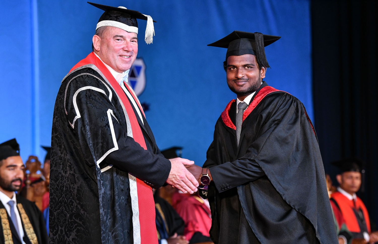 މާލެ: އޮކްޓޯބަރު 27، 2018- ވިލާ ކޮލެޖުން ހިންގާ، އިނގިރޭސި ވިލާތުގެ ޔުނިވަސިޓީ އޮފް ދަ ވެސްޓް އޮފް އިިންގްލެންޑް (ޔޫވީ) ގެ ދެވަނަ ޕްރޮގްރާމްގެ ކޯހަކުން ގްރެޖުއޭޓުވި ދަރިވަރަކާ، އެ ޔުނިވަސިޓީގެ ވައިސް ޗާންސެލަރު ސްޓީވް ވެސްޓް ސަލާމް ކުރައްވަނީ.---ފޮޓޯ: ނިޝާން އަލީ/މިހާރު