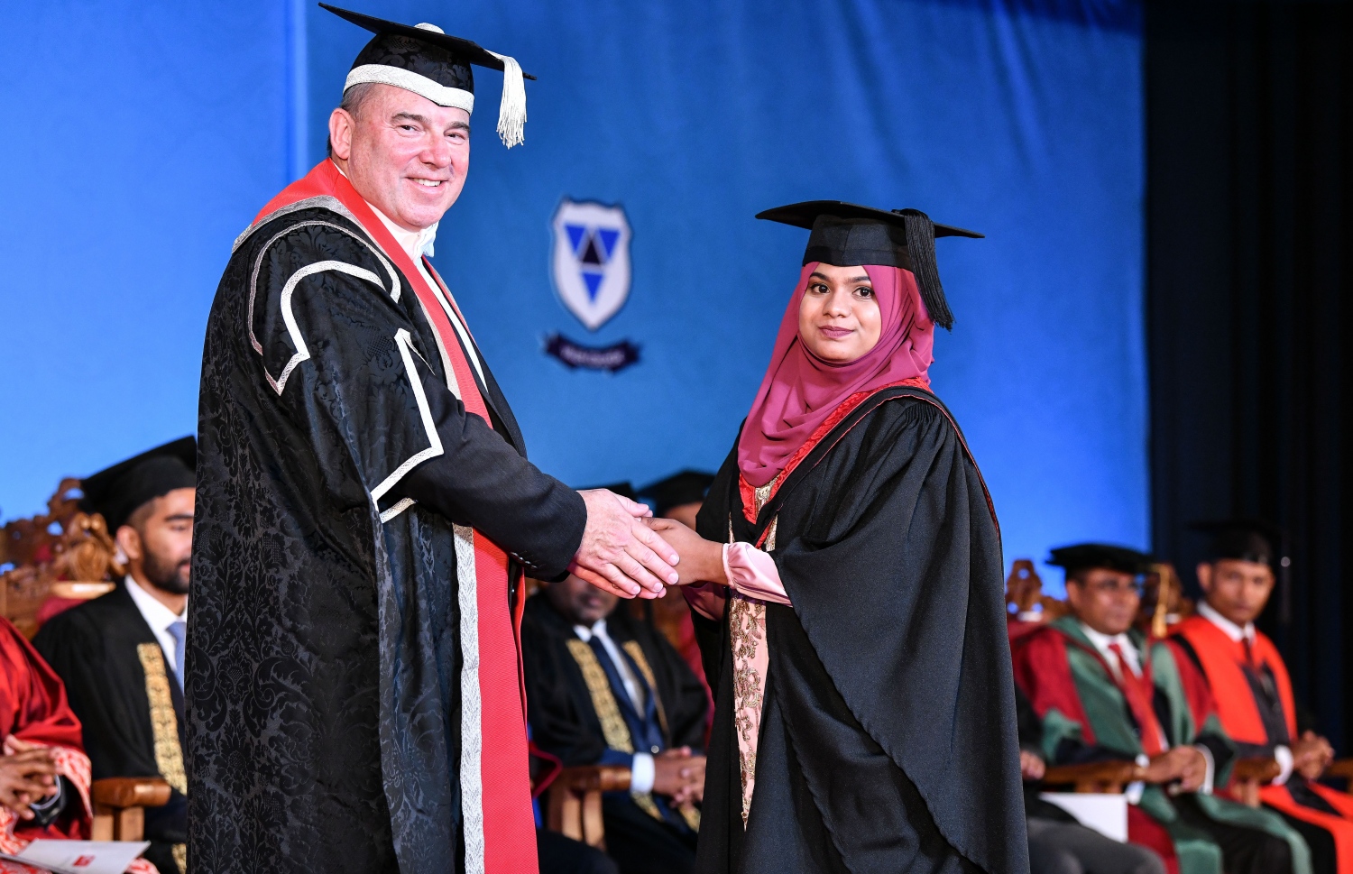 މާލެ: އޮކްޓޯބަރު 27، 2018- ވިލާ ކޮލެޖުން ހިންގާ، އިނގިރޭސި ވިލާތުގެ ޔުނިވަސިޓީ އޮފް ދަ ވެސްޓް އޮފް އިިންގްލެންޑް (ޔޫވީ) ގެ ދެވަނަ ޕްރޮގްރާމްގެ ކޯހަކުން ގްރެޖުއޭޓުވި ދަރިވަރަކާ، އެ ޔުނިވަސިޓީގެ ވައިސް ޗާންސެލަރު ސްޓީވް ވެސްޓް ސަލާމް ކުރައްވަނީ.---ފޮޓޯ: ނިޝާން އަލީ/މިހާރު