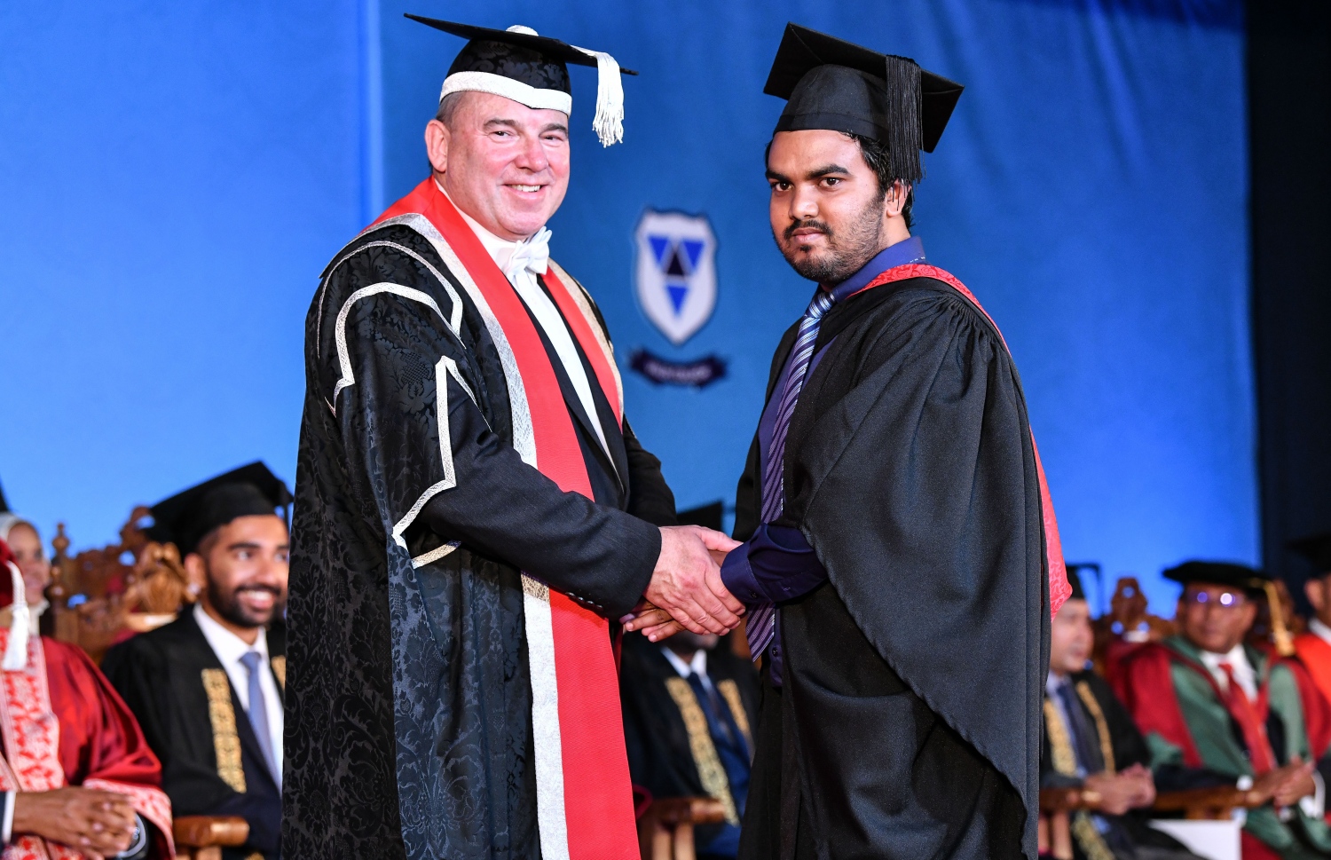 މާލެ: އޮކްޓޯބަރު 27، 2018- ވިލާ ކޮލެޖުން ހިންގާ، އިނގިރޭސި ވިލާތުގެ ޔުނިވަސިޓީ އޮފް ދަ ވެސްޓް އޮފް އިިންގްލެންޑް (ޔޫވީ) ގެ ދެވަނަ ޕްރޮގްރާމްގެ ކޯހަކުން ގްރެޖުއޭޓުވި ދަރިވަރަކާ، އެ ޔުނިވަސިޓީގެ ވައިސް ޗާންސެލަރު ސްޓީވް ވެސްޓް ސަލާމް ކުރައްވަނީ.---ފޮޓޯ: ނިޝާން އަލީ/މިހާރު