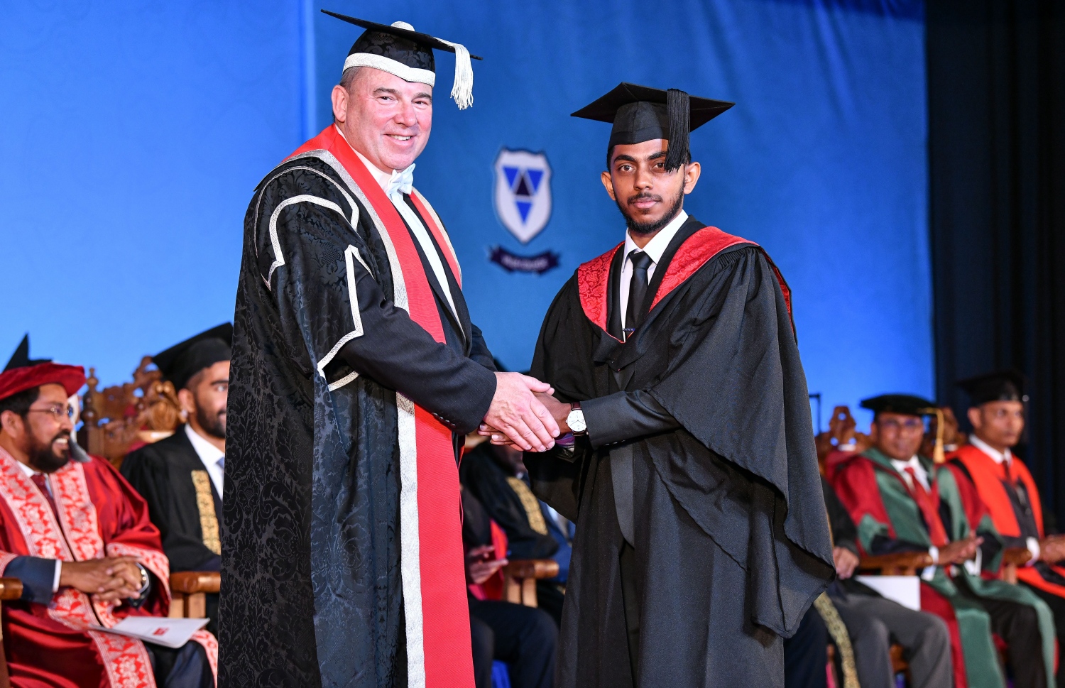 މާލެ: އޮކްޓޯބަރު 27، 2018- ވިލާ ކޮލެޖުން ހިންގާ، އިނގިރޭސި ވިލާތުގެ ޔުނިވަސިޓީ އޮފް ދަ ވެސްޓް އޮފް އިިންގްލެންޑް (ޔޫވީ) ގެ ދެވަނަ ޕްރޮގްރާމްގެ ކޯހަކުން ގްރެޖުއޭޓުވި ދަރިވަރަކާ، އެ ޔުނިވަސިޓީގެ ވައިސް ޗާންސެލަރު ސްޓީވް ވެސްޓް ސަލާމް ކުރައްވަނީ.---ފޮޓޯ: ނިޝާން އަލީ/މިހާރު