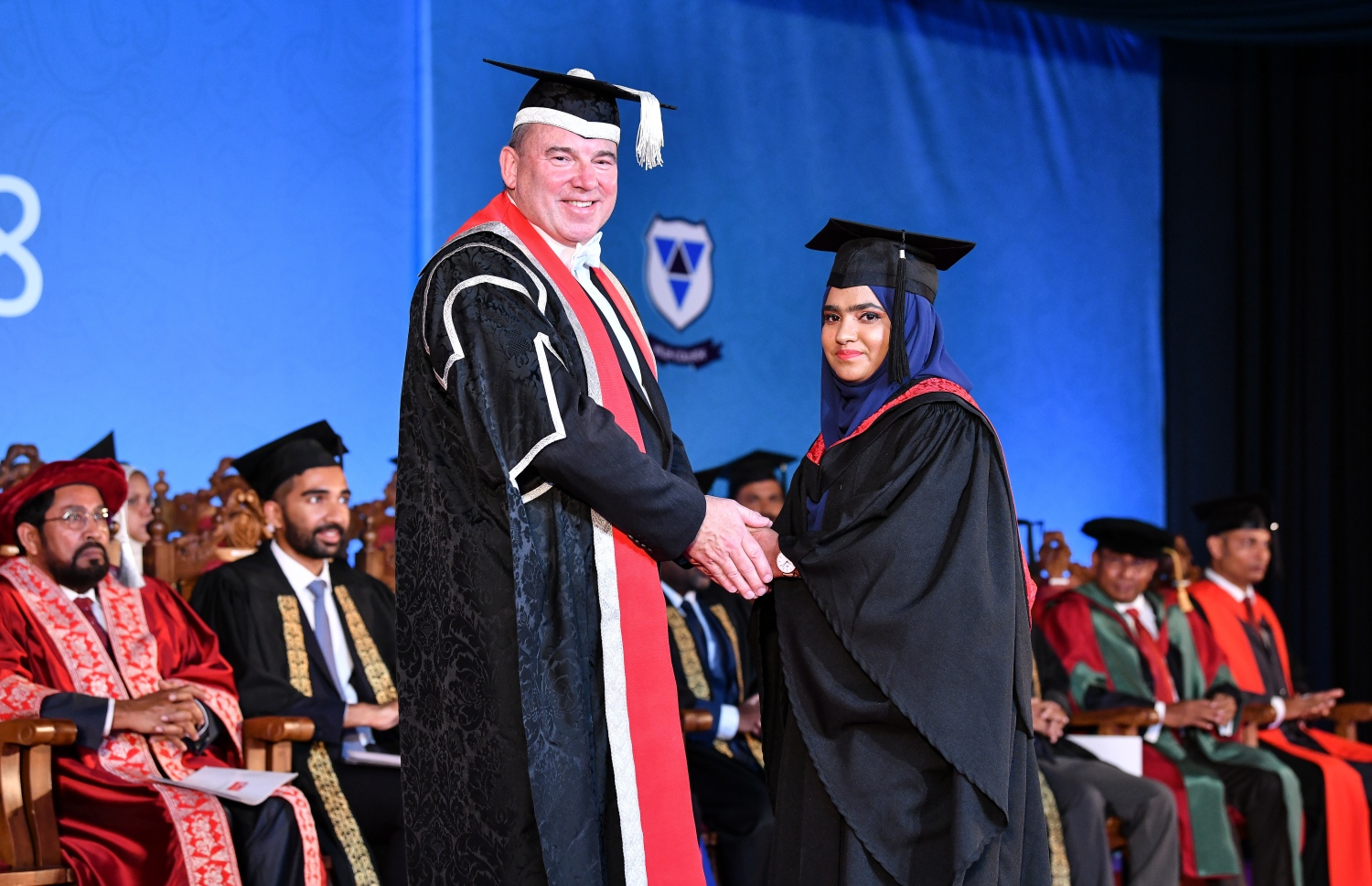 މާލެ: އޮކްޓޯބަރު 27، 2018- މާލެ: އޮކްޓޯބަރު 27، 2018- ވިލާ ކޮލެޖުން ހިންގާ، އިނގިރޭސި ވިލާތުގެ ޔުނިވަސިޓީ އޮފް ދަ ވެސްޓް އޮފް އިިންގްލެންޑް (ޔޫވީ) ގެ ދެވަނަ ޕްރޮގްރާމްގެ ކޯހަކުން ގްރެޖުއޭޓުވި ދަރިވަރަކާ، އެ ޔުނިވަސިޓީގެ ވައިސް ޗާންސެލަރު ސްޓީވް ވެސްޓް ސަލާމް ކުރައްވަނީ.---ފޮޓޯ: ނިޝާން އަލީ/މިހާރު