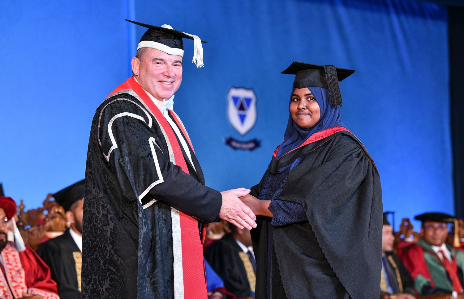 މާލެ: އޮކްޓޯބަރު 27، 2018- ވިލާ ކޮލެޖުން ހިންގާ، އިނގިރޭސި ވިލާތުގެ ޔުނިވަސިޓީ އޮފް ދަ ވެސްޓް އޮފް އިިންގްލެންޑް (ޔޫވީ) ގެ ދެވަނަ ޕްރޮގްރާމްގެ ކޯހަކުން ގްރެޖުއޭޓުވި ދަރިވަރަކާ، އެ ޔުނިވަސިޓީގެ ވައިސް ޗާންސެލަރު ސްޓީވް ވެސްޓް ސަލާމް ކުރައްވަނީ.---ފޮޓޯ: ނިޝާން އަލީ/މިހާރު