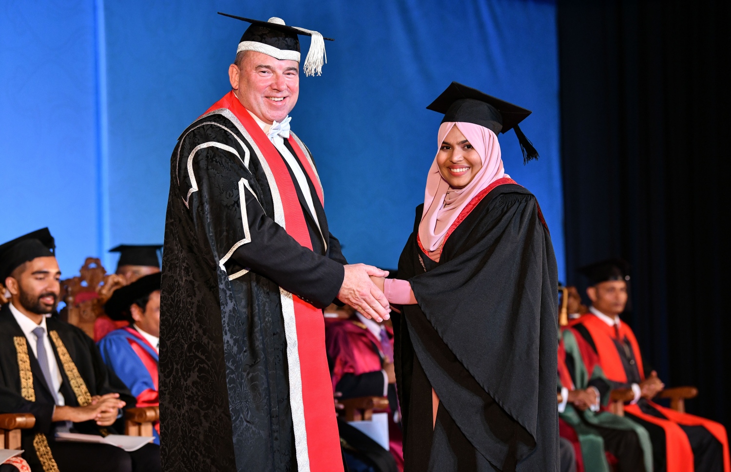 މާލެ: އޮކްޓޯބަރު 27، 2018- ވިލާ ކޮލެޖުން ހިންގާ، އިނގިރޭސި ވިލާތުގެ ޔުނިވަސިޓީ އޮފް ދަ ވެސްޓް އޮފް އިިންގްލެންޑް (ޔޫވީ) ގެ ދެވަނަ ޕްރޮގްރާމްގެ ކޯހަކުން ގްރެޖުއޭޓުވި ދަރިވަރަކާ، އެ ޔުނިވަސިޓީގެ ވައިސް ޗާންސެލަރު ސްޓީވް ވެސްޓް ސަލާމް ކުރައްވަނީ.---ފޮޓޯ: ނިޝާން އަލީ/މިހާރު