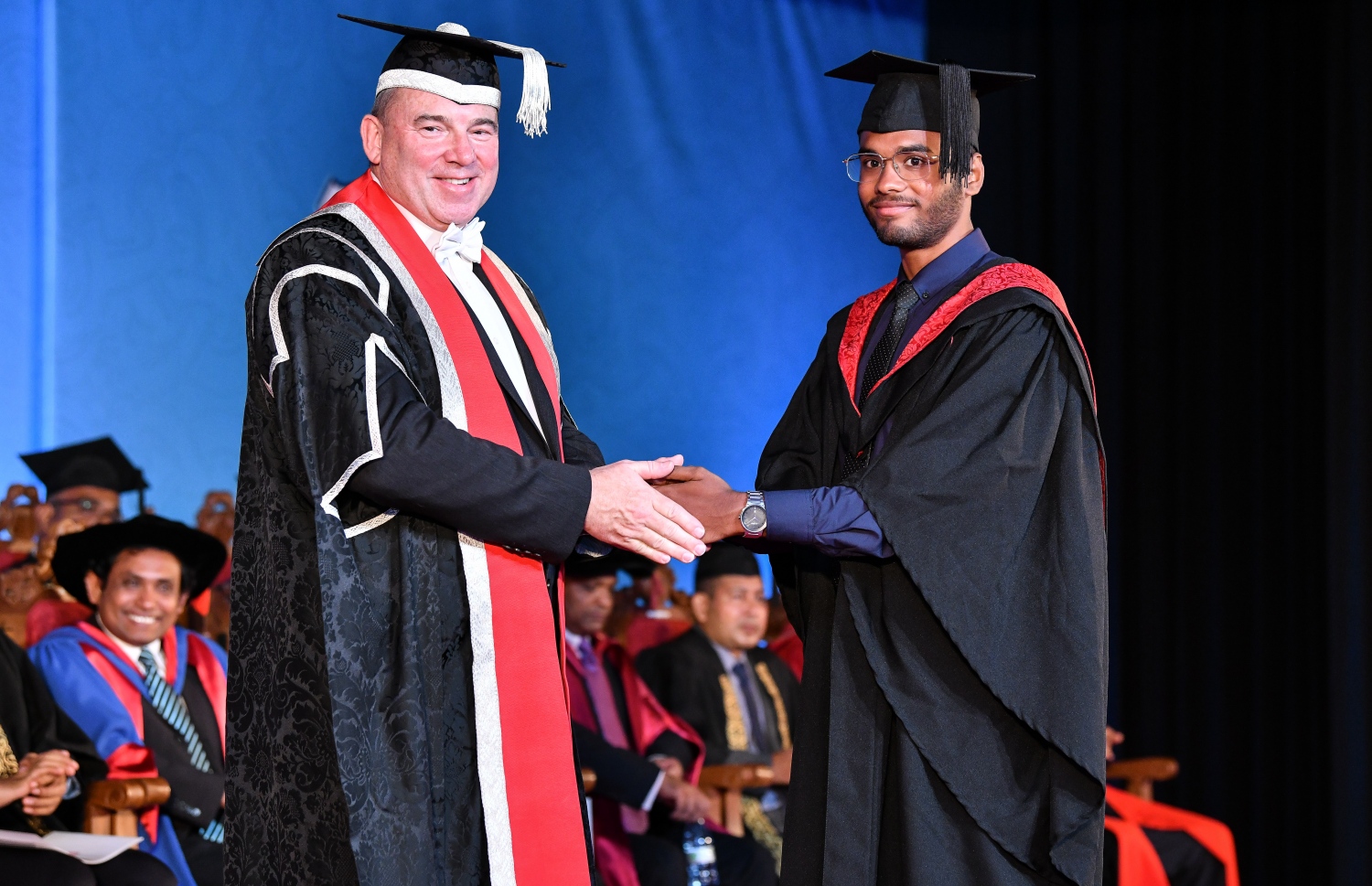 މާލެ: އޮކްޓޯބަރު 27، 2018- ވިލާ ކޮލެޖުން ހިންގާ، އިނގިރޭސި ވިލާތުގެ ޔުނިވަސިޓީ އޮފް ދަ ވެސްޓް އޮފް އިިންގްލެންޑް (ޔޫވީ) ގެ ދެވަނަ ޕްރޮގްރާމްގެ ކޯހަކުން ގްރެޖުއޭޓުވި ދަރިވަރަކާ، އެ ޔުނިވަސިޓީގެ ވައިސް ޗާންސެލަރު ސްޓީވް ވެސްޓް ސަލާމް ކުރައްވަނީ.---ފޮޓޯ: ނިޝާން އަލީ/މިހާރު