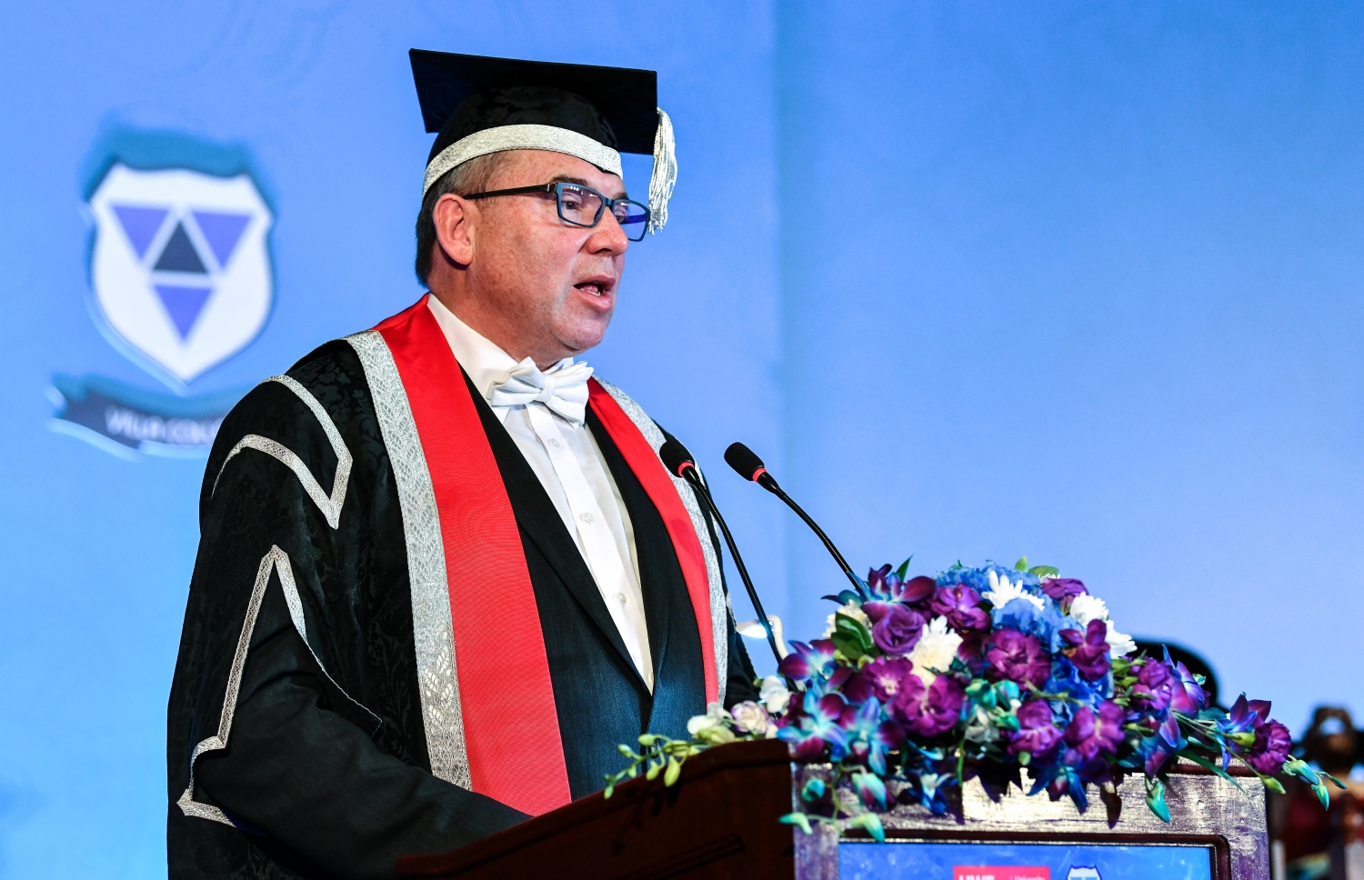 މާލެ: އޮކްޓޯބަރު 27، 2018- ވިލާ ކޮލެޖުން ހިންގާ، އިނގިރޭސި ވިލާތުގެ ޔުނިވަސިޓީ އޮފް ދަ ވެސްޓް އޮފް އިިންގްލެންޑް (ޔޫވީ) ގެ ދެވަނަ ޕްރޮގްރާމްގެ ކޯސްތަކުގެ ގްރެޖުއޭޝަން ހަފްލާގައި، އެ ޔުނިވަސިޓީގެ ވައިސް ޗާންސެލަރު ސްޓީވް ވެސްޓް ވާހަކަ ދައްކަވަނީ.---ފޮޓޯ: ނިޝާން އަލީ/މިހާރު