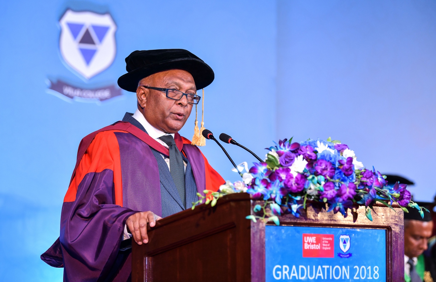 މާލެ: އޮކްޓޯބަރު 27، 2018- ވިލާ ކޮލެޖުން ހިންގާ، އިނގިރޭސި ވިލާތުގެ ޔުނިވަސިޓީ އޮފް ދަ ވެސްޓް އޮފް އިިންގްލެންޑް (ޔޫވީ) ގެ ދެވަނަ ޕްރޮގްރާމްގެ ކޯސްތަކުގެ ގްރެޖުއޭޝަން ހަފްލާގައި، ވިލާ ކޮލެޖުގެ ރެކްޓާ ޑރ. އަހުމަދު އަންވަރު ވާހަކަ ދައްކަވަނީ.---ފޮޓޯ: ނިޝާން އަލީ/މިހާރު