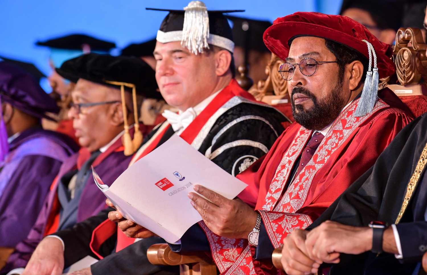 މާލެ: އޮކްޓޯބަރު 27، 2018- ވިލާ ކޮލެޖުން ހިންގާ، އިނގިރޭސި ވިލާތުގެ ޔުނިވަސިޓީ އޮފް ދަ ވެސްޓް އޮފް އިިންގްލެންޑް (ޔޫވީ) ގެ ދެވަނަ ޕްރޮގްރާމްގެ ކޯސްތަކުގެ ގްރެޖުއޭޝަން ހަފްލާގައި ވިލާގެ ޗެއާމަން ގާސިމް އިބްރާހީމް ބައިވެރިވެވަޑައިގަންނަވަނީ.---ފޮޓޯ: ނިޝާން އަލީ/މިހާރު