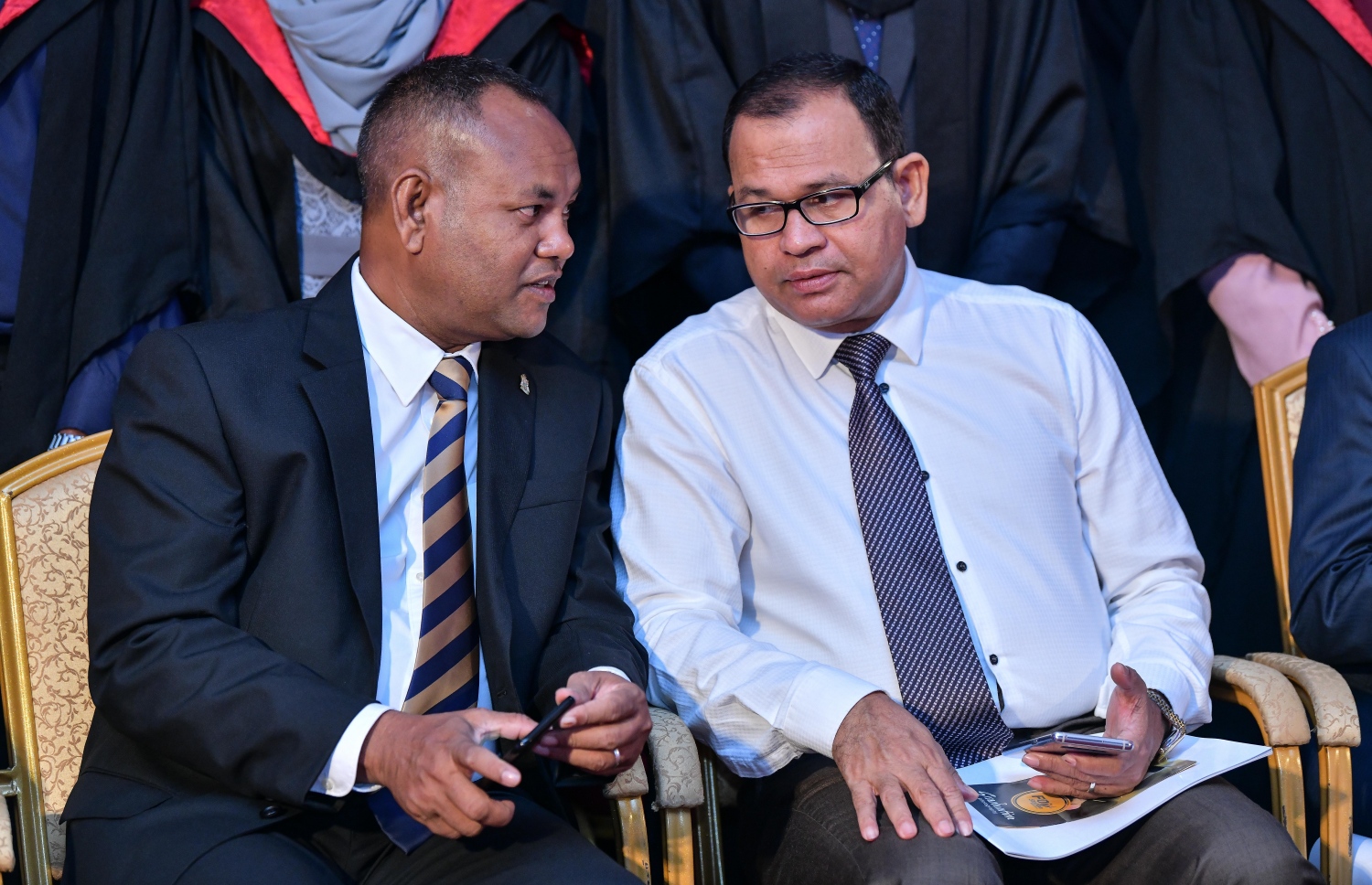 މާލެ: އޮކްޓޯބަރު 27، 2018- ވިލާ ކޮލެޖުން ހިންގާ، އިނގިރޭސި ވިލާތުގެ ޔުނިވަސިޓީ އޮފް ދަ ވެސްޓް އޮފް އިިންގްލެންޑް (ޔޫވީ) ގެ ދެވަނަ ޕްރޮގްރާމްގައި ބައިވެރިވި ދަރިވަރުންގެ ގްރެޖުއޭޝަން ހަފުލާގައި ޑިފެންސް މިނިސްޓަރު އާދަމް ޝަރީފް (ކ) ބައިވެރިވެވަޑައިގަންނަވަނީ.---ފޮޓޯ: ނިޝާން އަލީ/މިހާރު