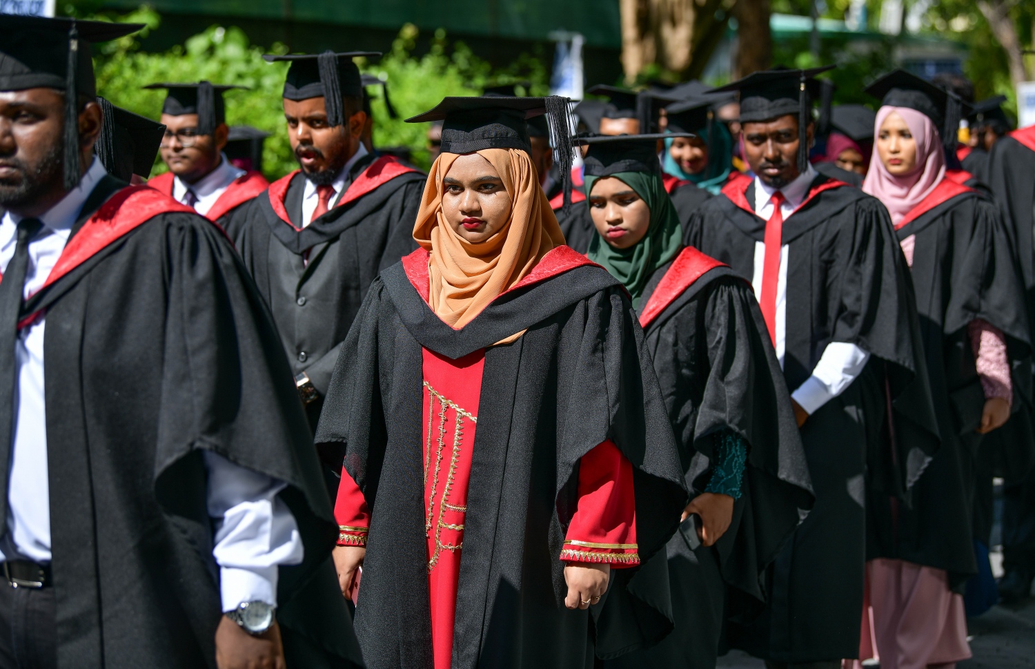 މާލެ: އޮކްޓޯބަރު 27، 2018- ވިލާ ކޮލެޖުން ހިންގާ، އިނގިރޭސި ވިލާތުގެ ޔުނިވަސިޓީ އޮފް ދަ ވެސްޓް އޮފް އިިންގްލެންޑް (ޔޫވީ) ގެ ދެވަނަ ޕްރޮގްރާމްގައި ބައިވެރިވި ބައެއް ދަރިވަރުން ގްރެޖުއޭޝަން ހަފުލާއަށް ދަރުބާރުގެއަށް ދަނީ.---ފޮޓޯ: ނިޝާން އަލީ/މިހާރު