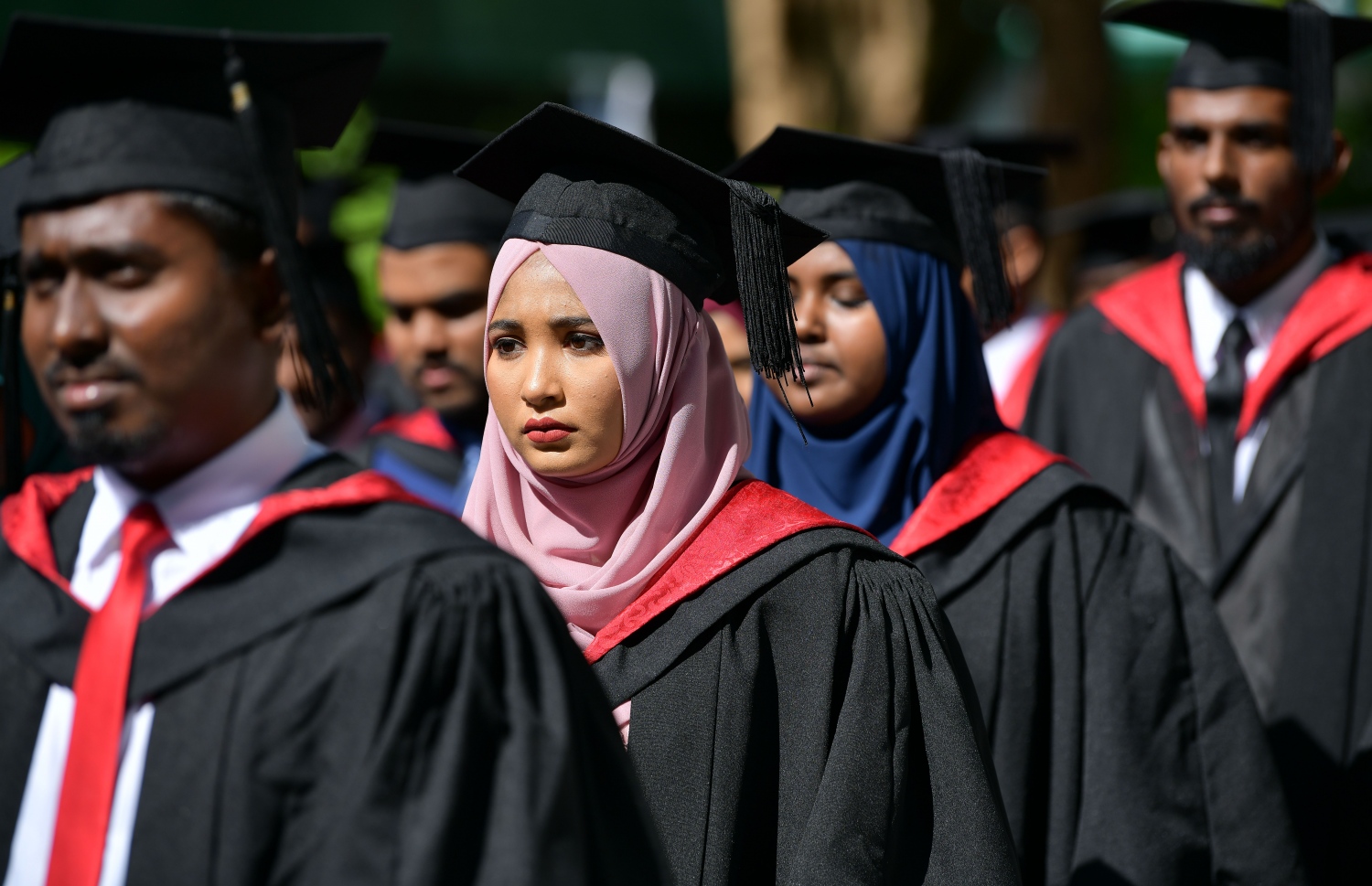 މާލެ: އޮކްޓޯބަރު 27، 2018- ވިލާ ކޮލެޖުން ހިންގާ، އިނގިރޭސި ވިލާތުގެ ޔުނިވަސިޓީ އޮފް ދަ ވެސްޓް އޮފް އިިންގްލެންޑް (ޔޫވީ) ގެ ދެވަނަ ޕްރޮގްރާމްގައި ބައިވެރިވި ބައެއް ދަރިވަރުން ގްރެޖުއޭޝަން ހަފުލާއަށް ދަރުބާރުގެއަށް ދަނީ.---ފޮޓޯ: ނިޝާން އަލީ/މިހާރު