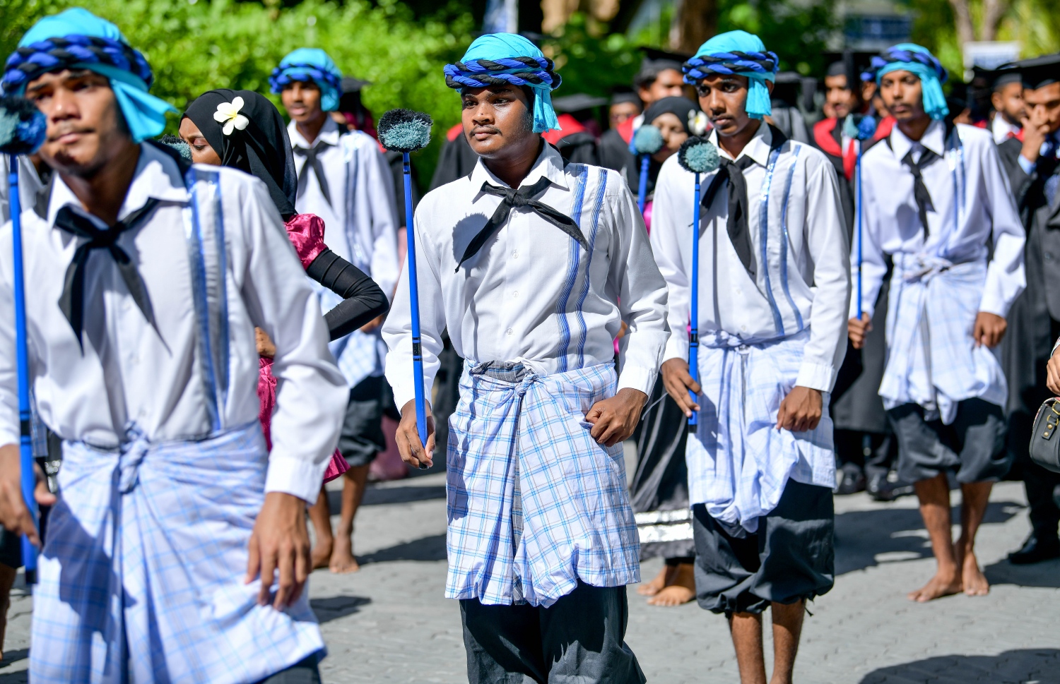 މާލެ: އޮކްޓޯބަރު 27، 2018- ވިލާ ކޮލެޖުން ހިންގާ، އިނގިރޭސި ވިލާތުގެ ޔުނިވަސިޓީ އޮފް ދަ ވެސްޓް އޮފް އިިންގްލެންޑް (ޔޫވީ) ގެ ޕްރޮގްރާމްތަކުގައި ބައިވެރިވި ދަރިވަރުންގެ ގްރެޖުއޭޝަން ހަފްލާއަށް، ދަރުބާރުގެ އަށް ދިޔަ ކުދިންގެ ޝަރަފުގައި ސަގާފީ ހަރަކާތެއް ހުށަހަޅައިދެނީ.---ފޮޓޯ: ނިޝާން އަލީ/މިހާރު