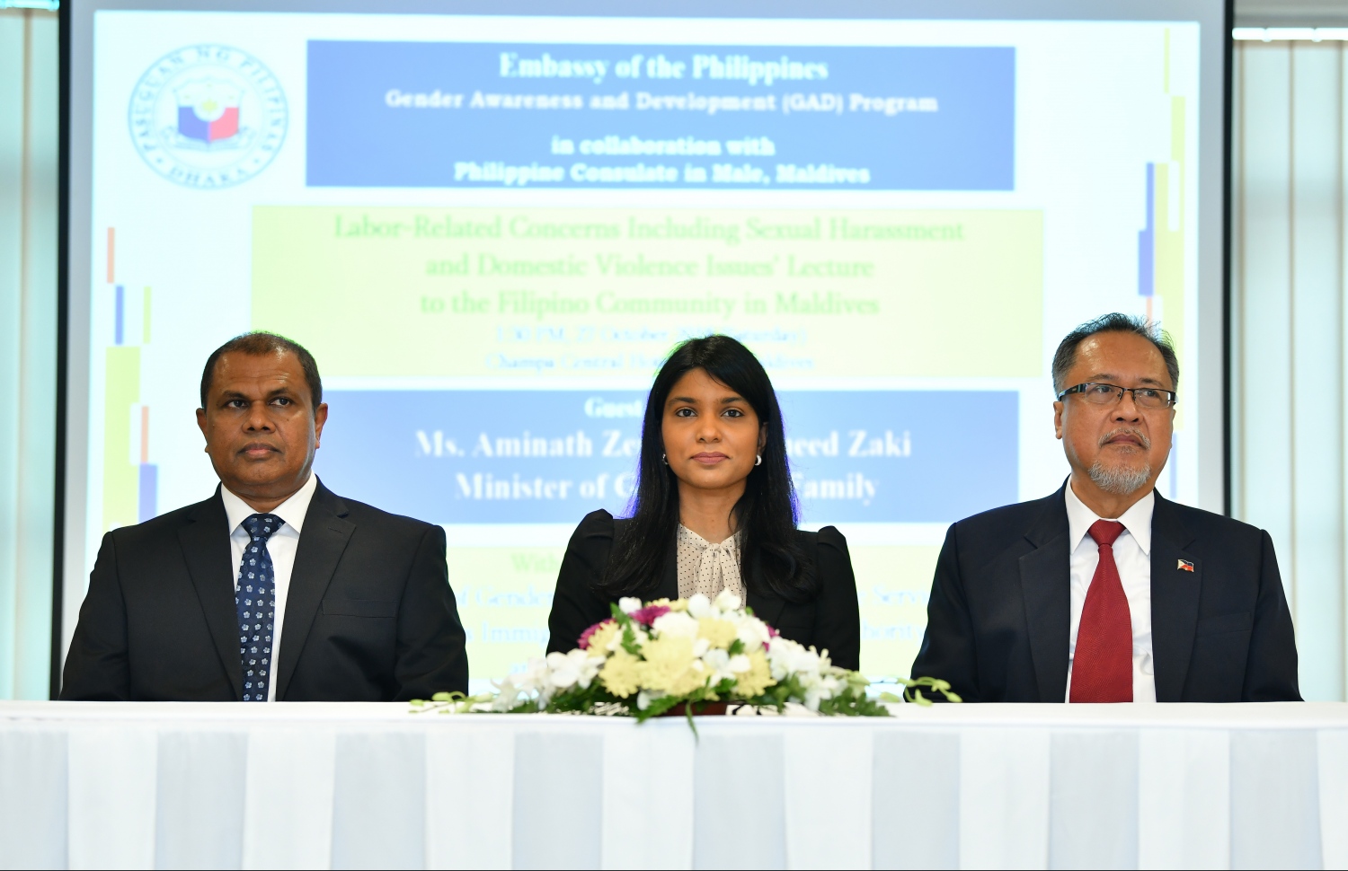 މިއަދު ބޭއްވި ސެމިނާ ފެށުމުގެ ރަސްމިއްޔާތުގައި ޖެންޑާ މިނިސްޓާރު ޒެނީޝާ (މ) ފިލިޕިންސުން ރާއްޖެއަށް ކަނޑައަޅާފައި ހުންނަވާ ސަފީރު ވިސެންޓޯ (ކ) އަދި ރާއްޖޭގައި ހުންނަވާ ފިލިޕީންސްގެ އޮނަރަރީ ކޮންސުލް އަބްދުﷲ ސާލިހް ބައިވެރިވެވަޑައިގަންނަވަނީ.---ފޮޓޯ: ހުސައިން ވަހީދު/މިހާރު