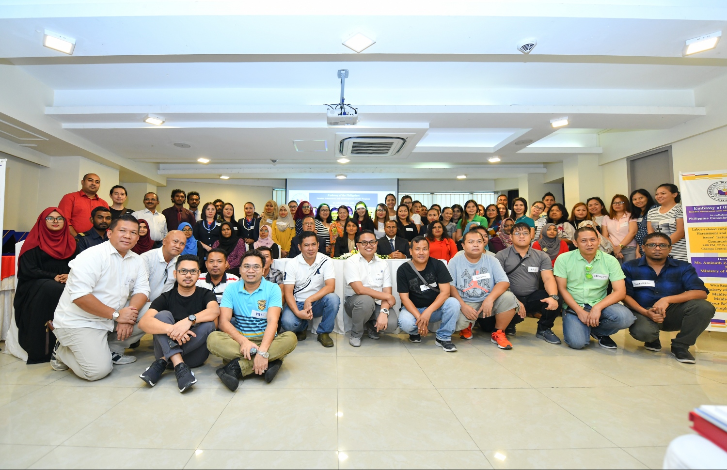 ޖެންޑާ އެވައާނެސް އެންޑް ޑިވެލޮޕްމެންޓް ޕްރޮގްރާމްގެ ނަމުގައި ފިލިޕީންސް އެމްބަސީން މިއަދު ބޭއްވި ސެމިނާއަށް ދިޔަ މީހުން ގުރޫޕް ފޮޓޯއެއް ނަގަނީ.--- ފޮޓޯ: ހުސެން ވަހީދު/މިހާރު