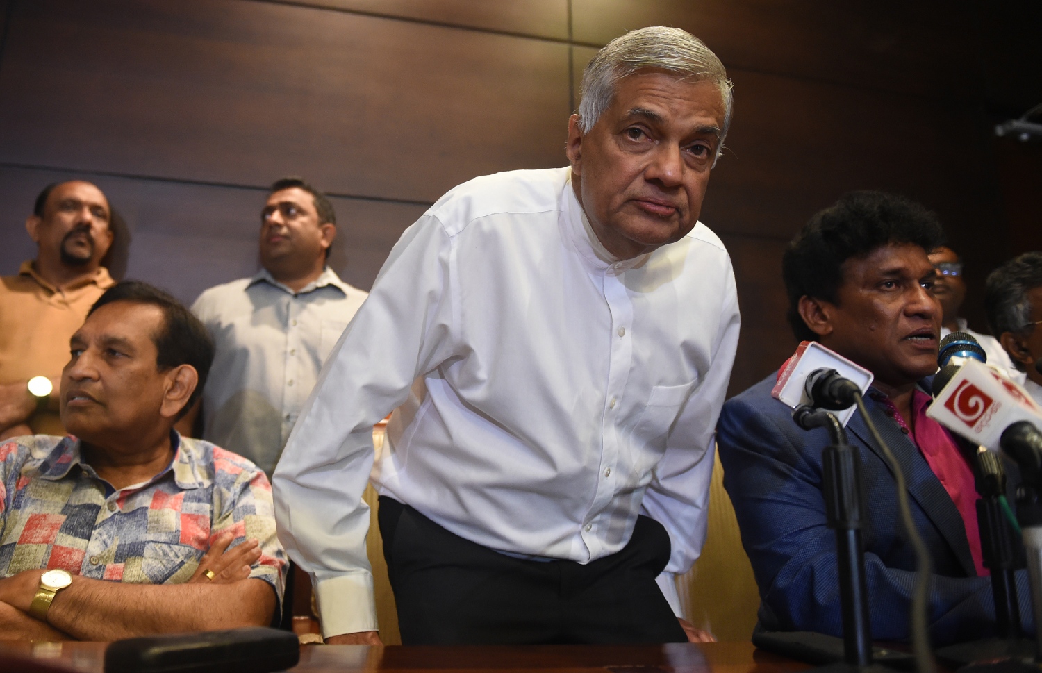 ބޮޑު ވަޒީރުކަމުގެ މަގާމުން ދުރުކުރި ރަނިލް ވިކްރަމަސިންހަ މިއަދު ނޫސްވެރިންގެ ބައްދަލުވުމުގައި. --ފޮޓޯ:އޭއެފްޕީ