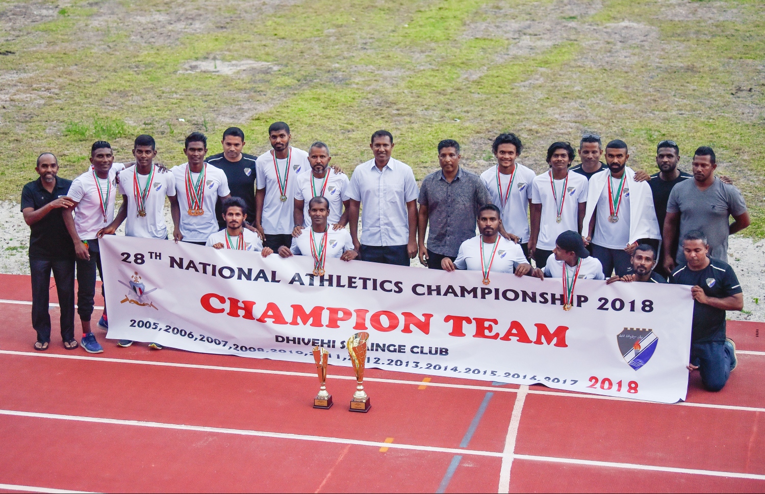 މުބާރާތުގެ އެއް ވަނަ ޓީމު ކަމަށްވާ ސިފައިންގެ ކްލަބުގެ އެތުލީޓުންނާއި ކޯޗުން އަދި އޮފިޝަލުން. --ފޮޓޯ: ހުސެއިން ވަހީދު/ މިހާރު