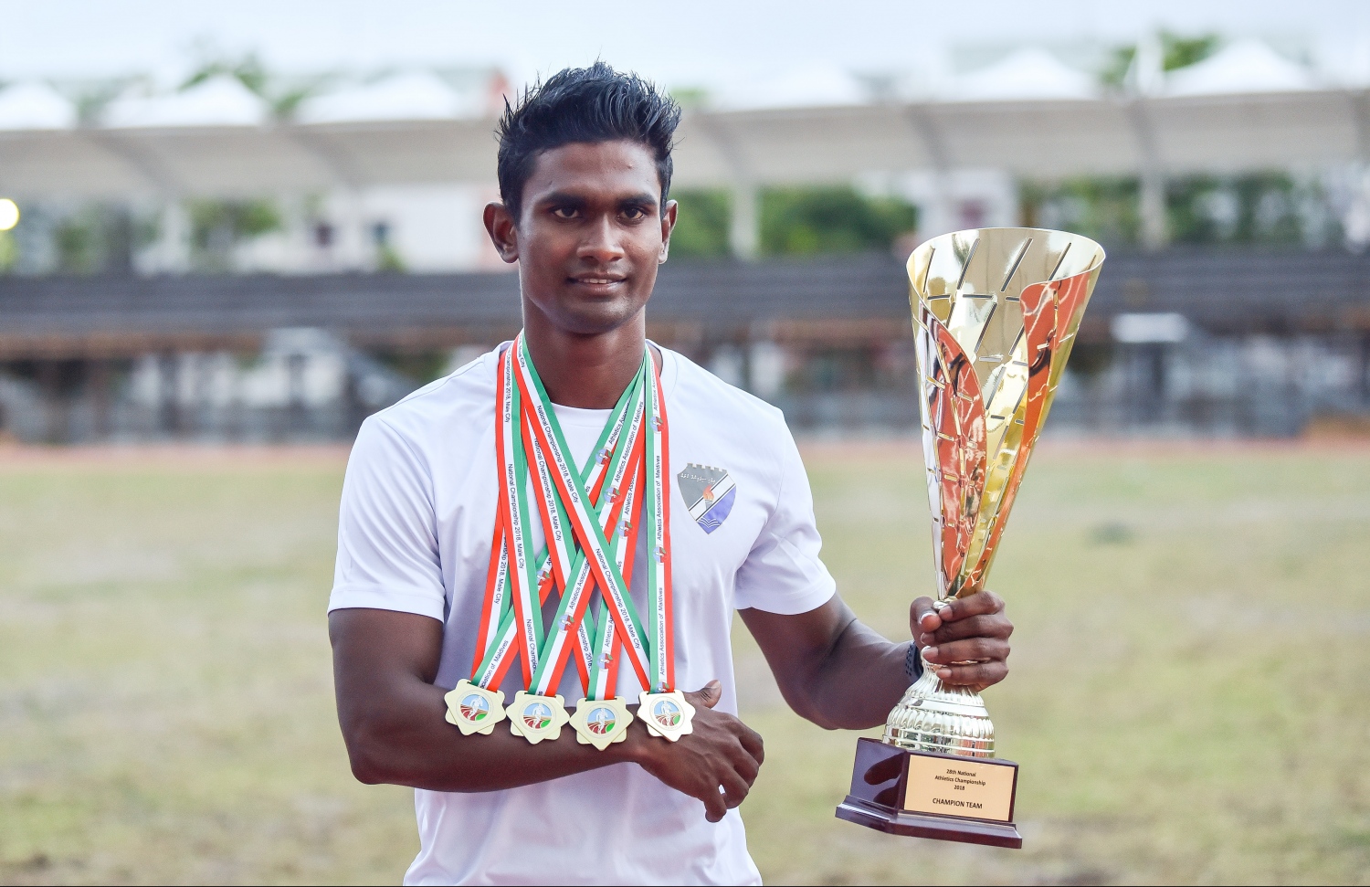 ސާއިދު މިއަދު ތަށްޓާއި މެޑަލާ އެކު. --ފޮޓޯ: ހުސެއިން ވަހީދު/ މިހާރު