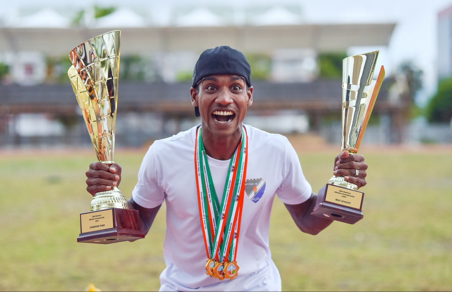 ފަޒީލް މިއަދު ތަށްޓާއި މެޑަލާ އެކު އުފާފާޅުކުރަނީ. --ފޮޓޯ: ހުސެއިން ވަހީދު/ މިހާރު