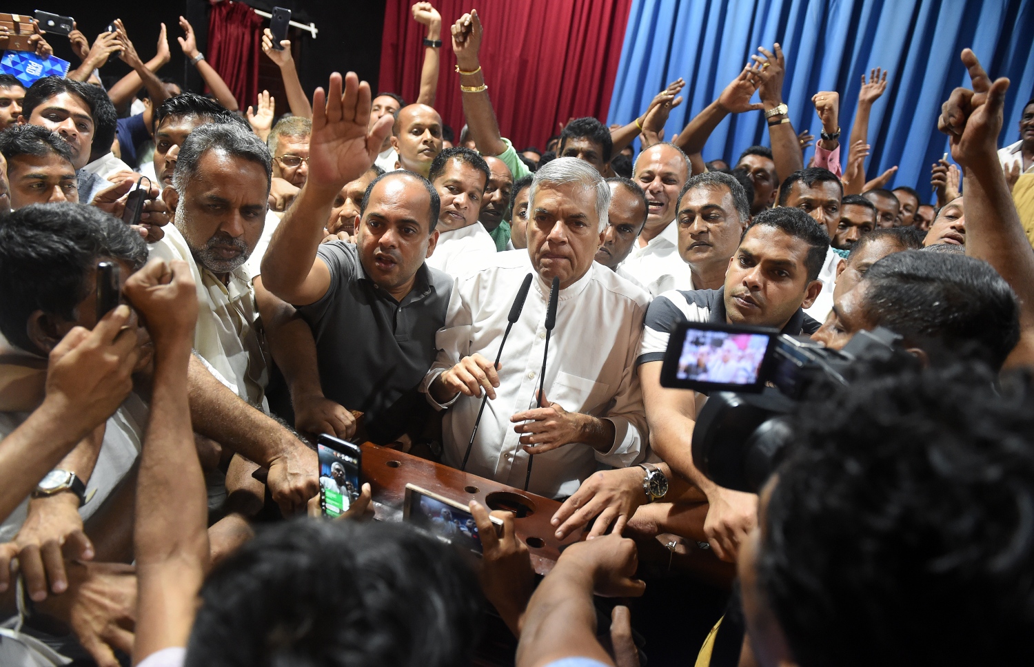 ރަނިލް ނޫސްވެރިންނާ ވާހަކަ ދައްކަވަނީ. --ފޮޓޯ:އޭއެފްޕީ