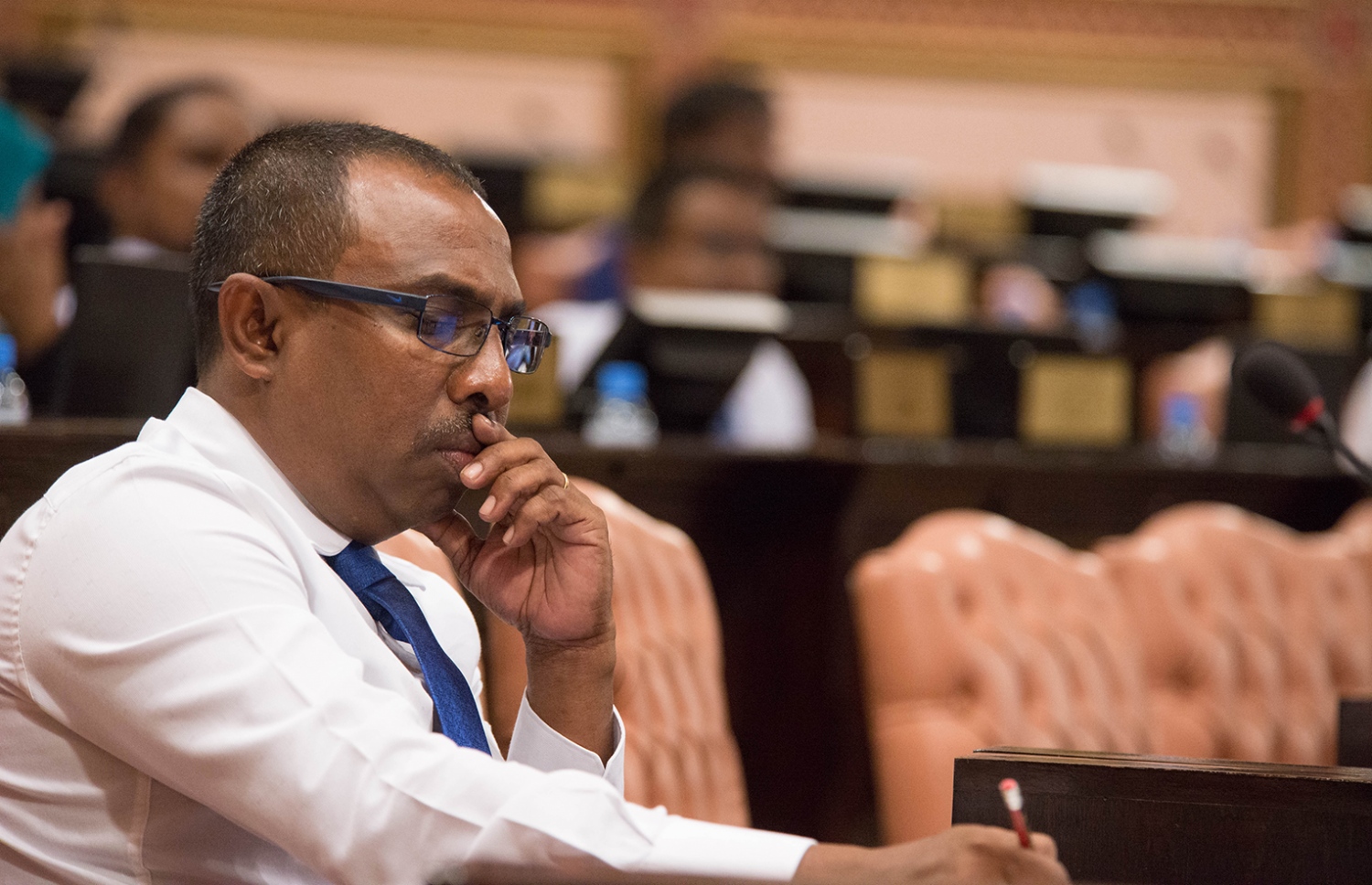 މެދުހެންވޭރު ދާއިރާގެ މެމްބަރު އަލީ އާޒިމް، މަޖިލީހުގެ މިއަދުގެ ޖަލްސާގައި. - ފޮޓޯ: މަޖިލިސް