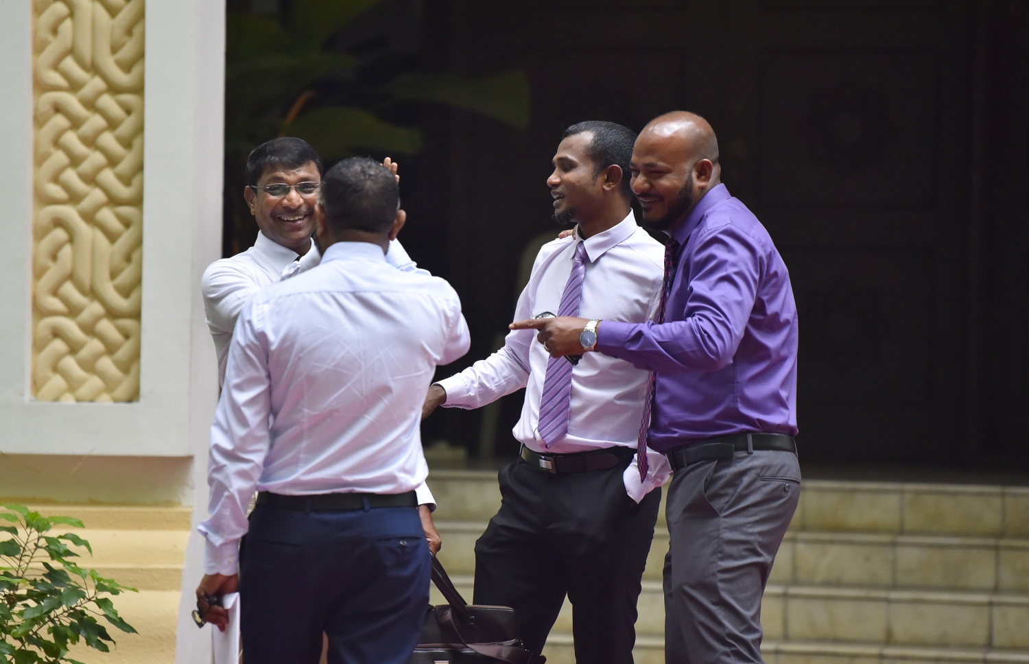 މަޖިލީހުގެ ބައެއް މެމްބަރުން މިއަދު މަޖިލީހުގެ އިދާރާގެ ގޯތިތެރޭގައި. --- ފޮޓޯ: އަހުމަދު ނިޝާތު/ މިހާރު