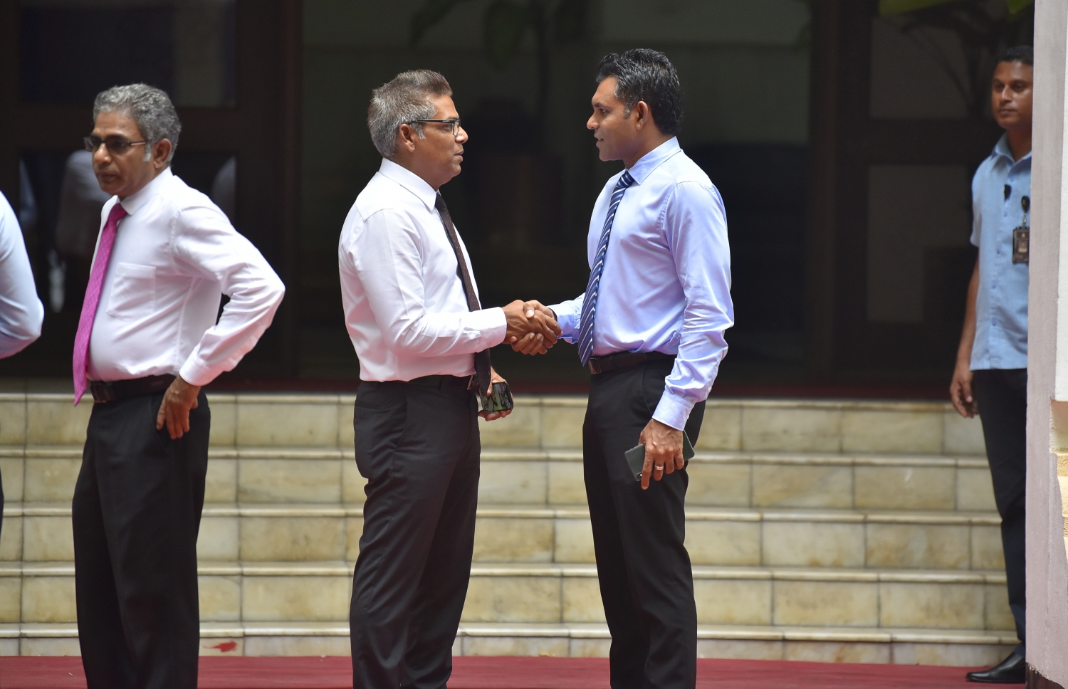 އިންތިޚާބީ ނައިބު ރައީސް ފައިސަލް ނަސީމާއި މަޖިލީހުގެ ނައިބު ރައީސް މޫސަ ސަލާމް ކުރައްވަނީ. --- ފޮޓޯ: އަހުމަދު ނިޝާތު/ މިހާރު