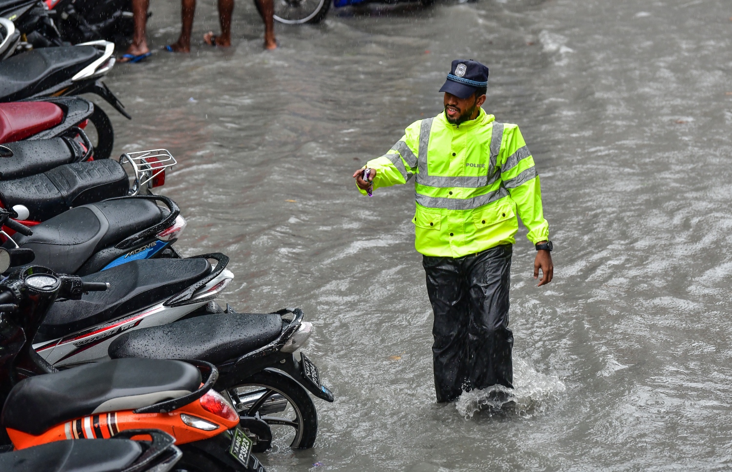 މާލެ: އޮކްޓޯބަރު 28، 2018- މާލެ އަށް މިއަދު ހެނދުނުއްސުރެ ފެށިގެން ވެހެމުންދާ ބޯ ވާރޭގައި ފެން ބޮޑުވެފައިވާ މަގެއްގައި ޓްރެފިކް ފުލުހަކު ހަރަކާތްތެރިވަނީ: މާލޭގެ ބައެއް މަގުތަކުގައި މިއަދު ވަނީ އާދަޔާ ޚިލާފަށް ފެން ބޮޑުވެ، ހިނގައިބިނގައި އުޅުމަށް ބޮޑެތި ދަތިތަކެއް ކުރިމަތިވެފައި.---ފޮޓޯ: ނިޝާން އަލީ/މިހާރު