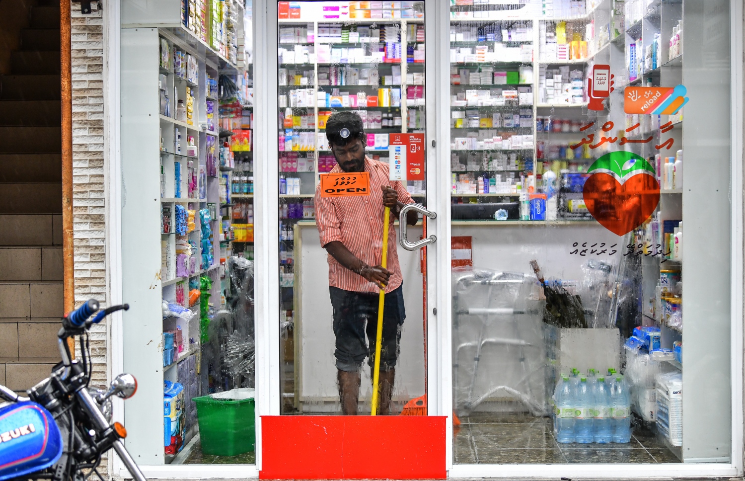 މާލެ: އޮކްޓޯބަރު 28، 2018- މާލެ އަށް މިއަދު ހެނދުނުއްސުރެ ފެށިގެން ވެހެމުންދާ ބޯ ވާރެއާ ގުޅިގެން، ބޭސްފިހާރައެއްގެ ތެރެއަށް ފެން ވަދެފައިވާއިރު އެ ތަނުން ފެން ހިއްކުމަށް މީހަކު ހަރަކާތްތެރިވަނީ: މާލޭގެ ބައެއް މަގުތަކުގައި މިއަދު ވަނީ އާދަޔާ ޚިލާފަށް ފެން ބޮޑުވެ، ހިނގައިބިނގައި އުޅުމަށް ބޮޑެތި ދަތިތަކެއް ކުރިމަތިވެފައި.---ފޮޓޯ: ނިޝާން އަލީ/މިހާރު