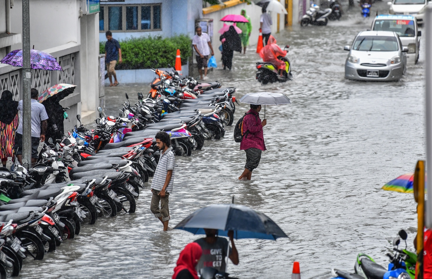 ބޯ ވާރެއާ އެކު މާލޭގައި އާދަޔާ ޚިލާފަށް ފެންބޮޑުވުން