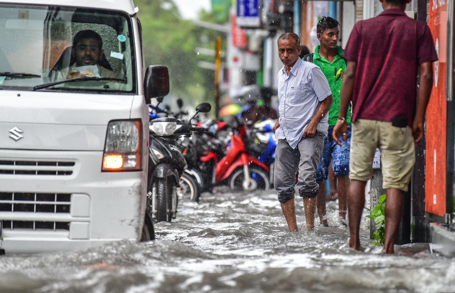 މާލެ: އޮކްޓޯބަރު 28، 2018- މާލެ އަށް މިއަދު ހެނދުނުއްސުރެ ފެށިގެން ވެހެމުންދާ ބޯ ވާރޭގައި ފެން ބޮޑުވެފައިވާ މަގެއްގައި ބަޔަކު ހިނގާފައި ދާއިރު ޕިކަޕެއް ދުއްވާފައި ދަނީ: މާލޭގެ ބައެއް މަގުތަކުގައި މިއަދު ވަނީ އާދަޔާ ޚިލާފަށް ފެން ބޮޑުވެ، ހިނގައިބިނގައި އުޅުމަށް ބޮޑެތި ދަތިތަކެއް ކުރިމަތިވެފައި.---ފޮޓޯ: ނިޝާން އަލީ/މިހާރު