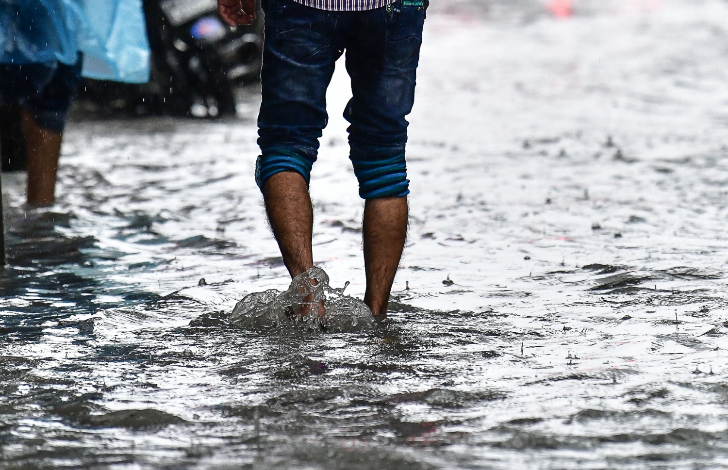 މާލެ: އޮކްޓޯބަރު 28، 2018- މާލެ އަށް މިއަދު ހެނދުނުއްސުރެ ފެށިގެން ވެހެމުންދާ ބޯ ވާރެއާ ގުޅިގެން، ފެން ބޮޑުވެފައިވާ މަގެއްގައި މީހަކު ހިނގާފައި ދަނީ: މާލޭގެ ބައެއް މަގުތަކުގައި މިއަދު ވަނީ އާދަޔާ ޚިލާފަށް ފެން ބޮޑުވެ، ހިނގައިބިނގައި އުޅުމަށް ބޮޑެތި ދަތިތަކެއް ކުރިމަތިވެފައި.---ފޮޓޯ: ނިޝާން އަލީ/މިހާރު