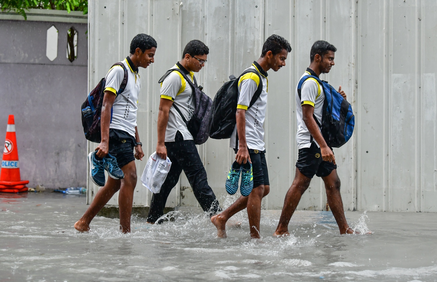 މާލެ: އޮކްޓޯބަރު 28، 2018- މާލެ އަށް މިއަދު ހެނދުނުއްސުރެ ފެށިގެން ވެހެމުންދާ ބޯ ވާރެއާ ގުޅިގެން، ފެން ބޮޑުވެފައިވާ މަގެއްގައި ސްކޫލް ކުދިންތަކެއް ހިނގާފައި ދަނީ: މާލޭގެ ބައެއް މަގުތަކުގައި މިއަދު ވަނީ އާދަޔާ ޚިލާފަށް ފެން ބޮޑުވެ، ހިނގައިބިނގައި އުޅުމަށް ބޮޑެތި ދަތިތަކެއް ކުރިމަތިވެފައި.---ފޮޓޯ: ނިޝާން އަލީ/މިހާރު