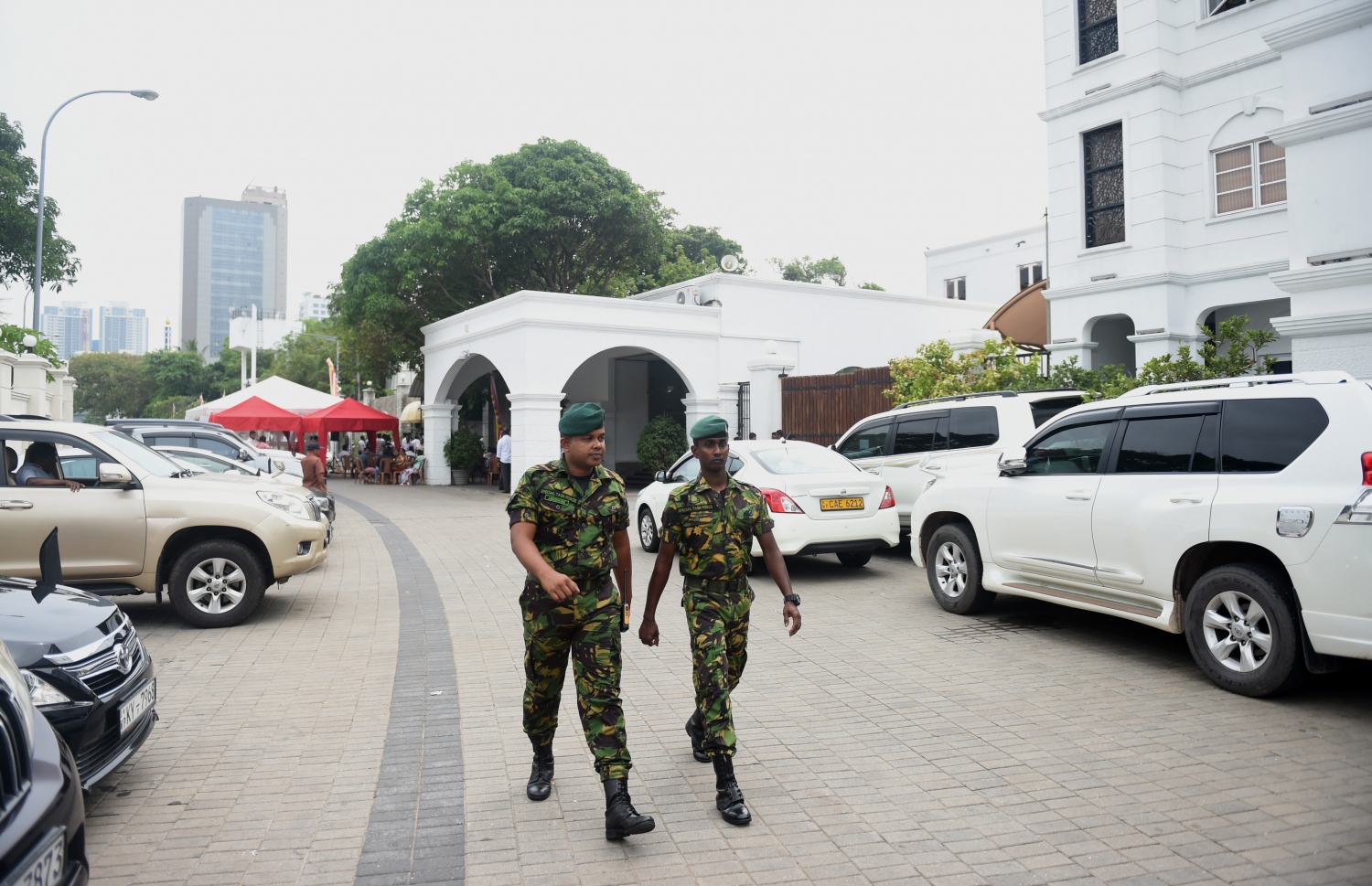ލަންކާ ސިފައިން ބޮޑު ވަޒީރުގެ ގެ ކޮޅުގެ ބޭރުގައި. --ފޮޓޯ:އޭއެފްޕީ