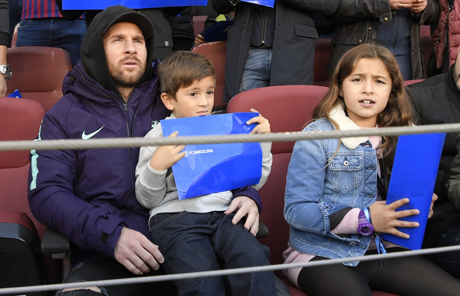 މިރޭގެ މެޗު ބަލަން މެސީ (ކ) އޭނާގެ ދަރިފުޅު އުރައިގެން ދަނޑުގައި.-- ފޮޓޯ: އޭއެފްޕީ